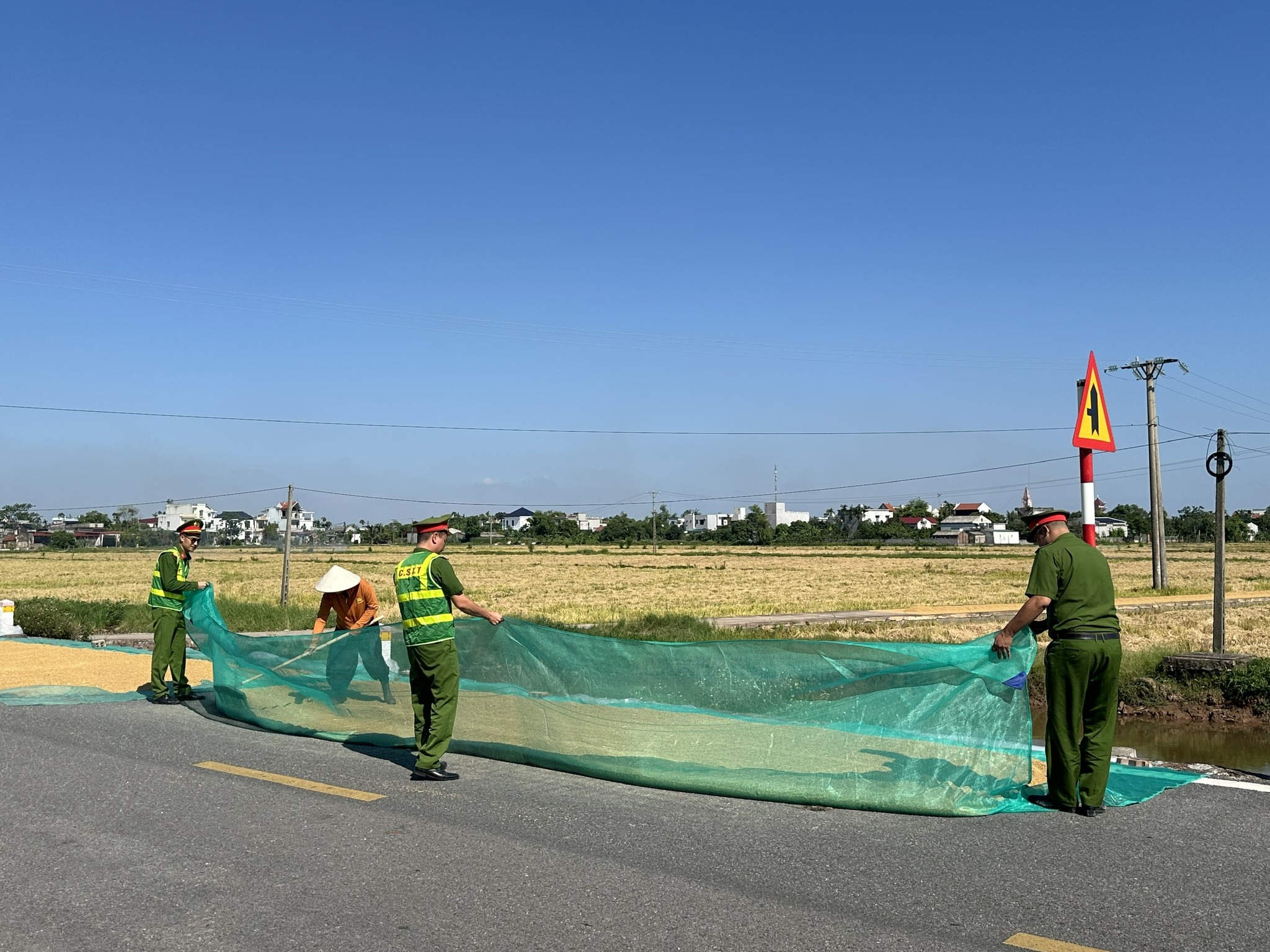 PHƠI THÓC, LÚA TRÊN ĐƯỜNG GIAO THÔNG: THUẬN TIỆN TRƯỚC MẮT, NGUY CƠ KHÓ LƯỜNG