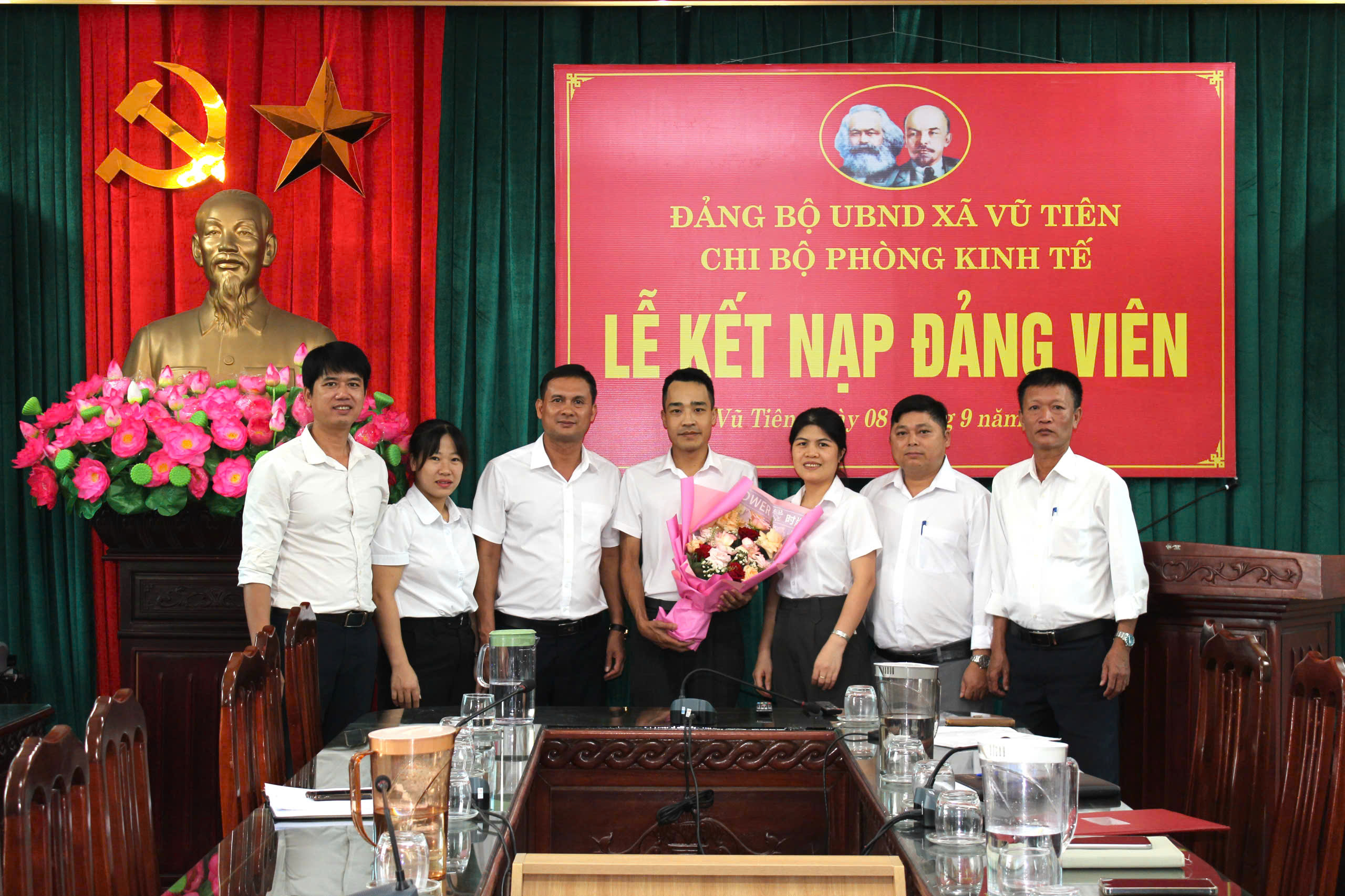 Vũ Tiên kết nạp 7 quần chúng ưu tú vào đảng