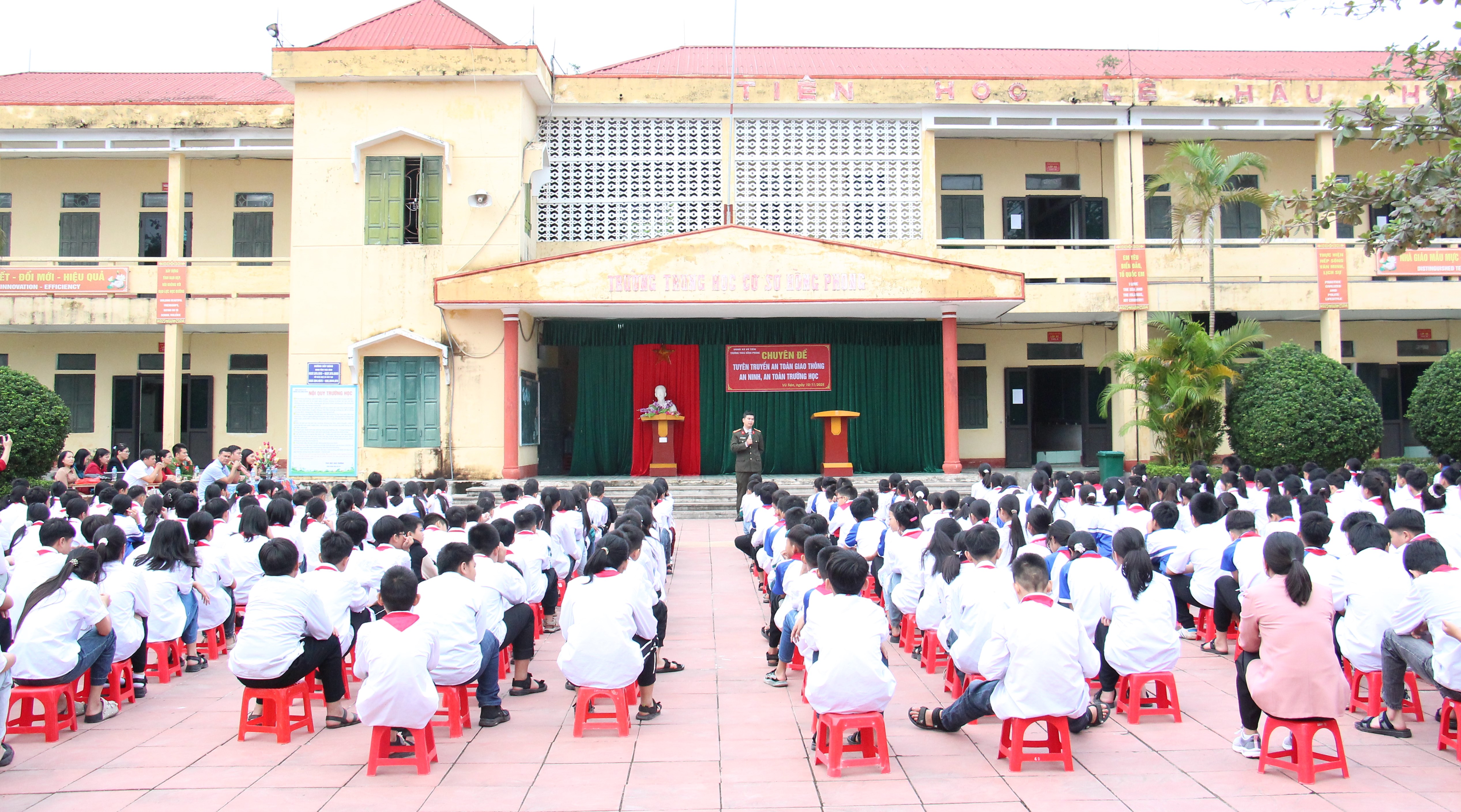 399 học sinh Trường Trung học cơ sở Hồng Phong được tuyên truyền về trật tự an toàn giao thông, an toàn trường học và phòng, chống ma túy trong học đường
