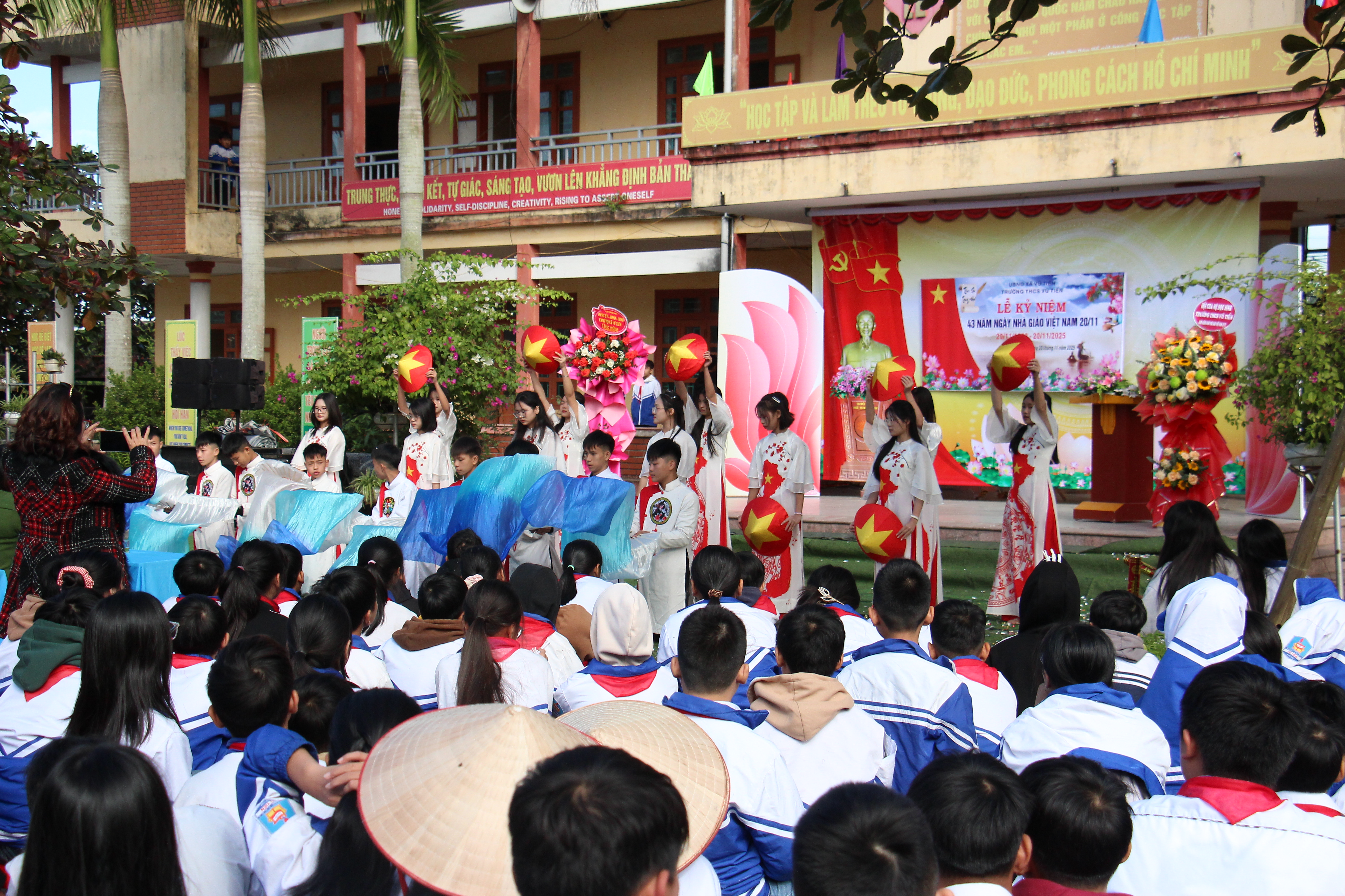 Lãnh đạo xã Vũ Tiên chúc mừng các nhà trường nhân kỷ niệm Ngày nhà giáo Việt Nam