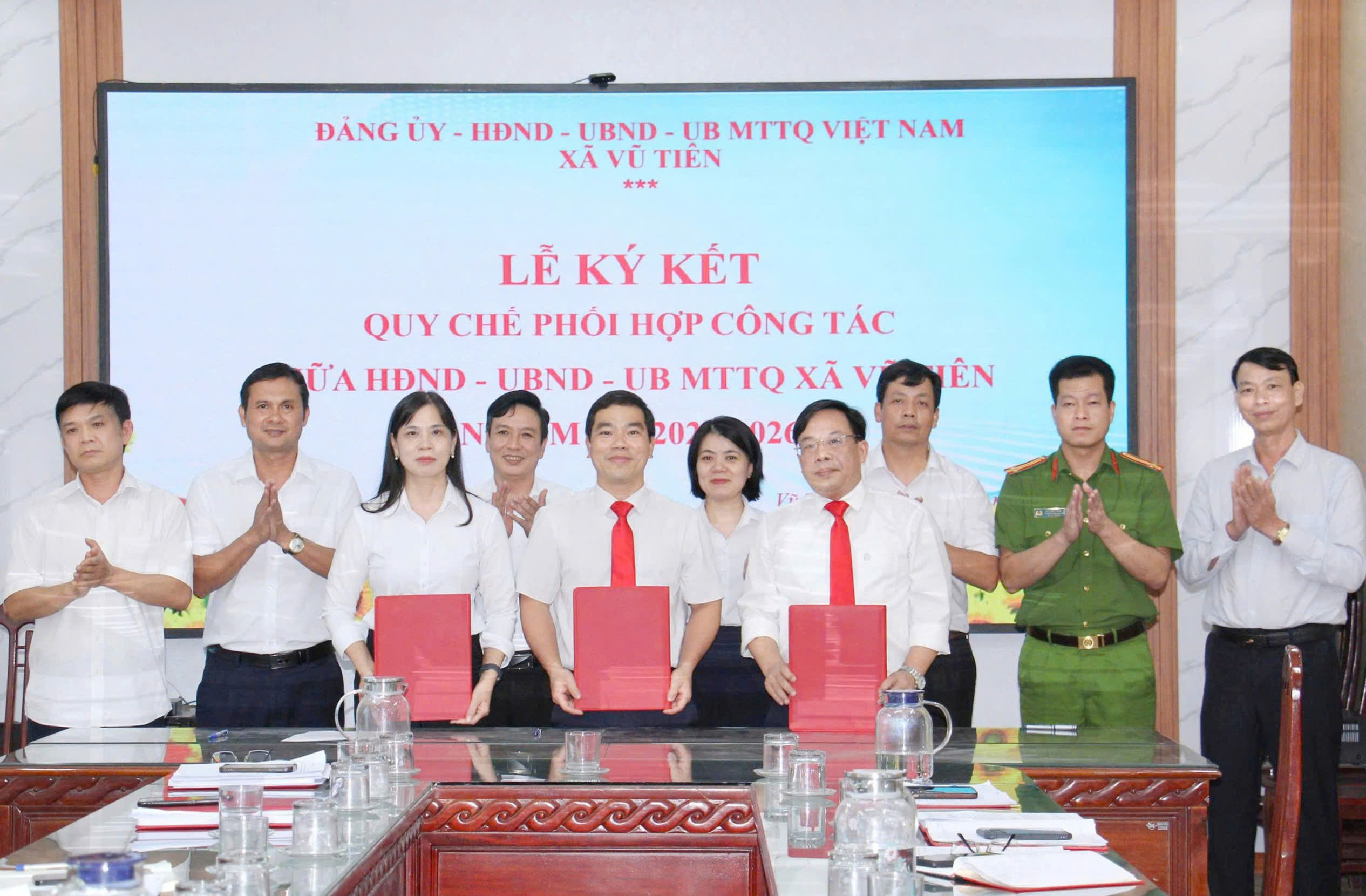 HĐND – UBND – UB MTTQ xã Vũ Tiên ký kết quy chế phối hợp công tác