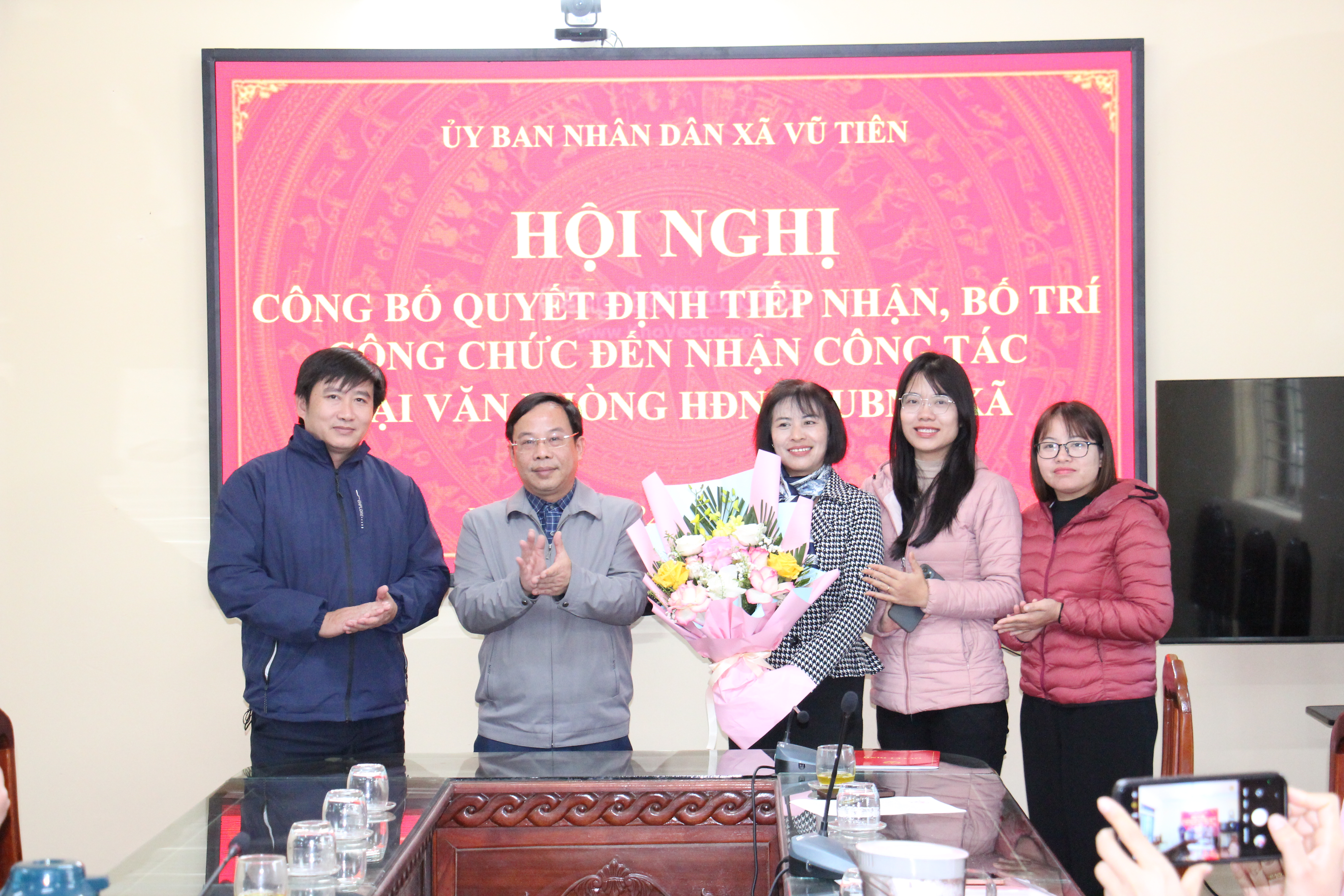Vũ Tiên công bố Quyết định tiếp nhận, bố trí công chức tại văn phòng Hội đồng nhân dân và Ủy ban nhân dân xã