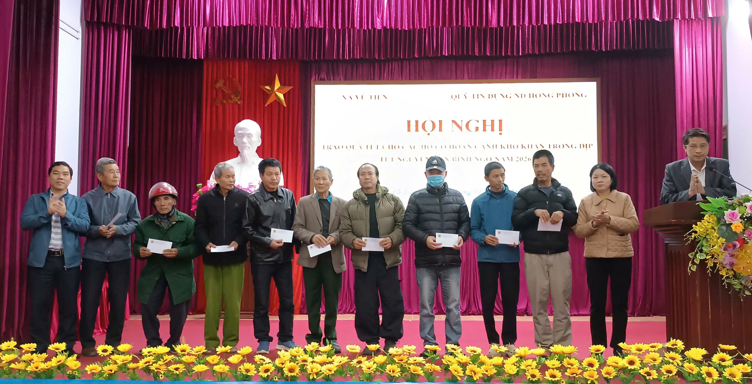 Vũ Tiên trao quà cho hộ nghèo, nạn nhân chất độc da cam nhân dịp Tết nguyên đán Bính Ngọ