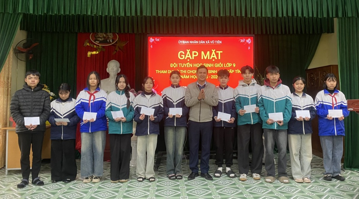 Vũ Tiên gặp mặt đội tuyển học sinh giỏi lớp 9 tham dự kỳ thi chọn học sinh giỏi cấp tỉnh năm học 2025 - 2026