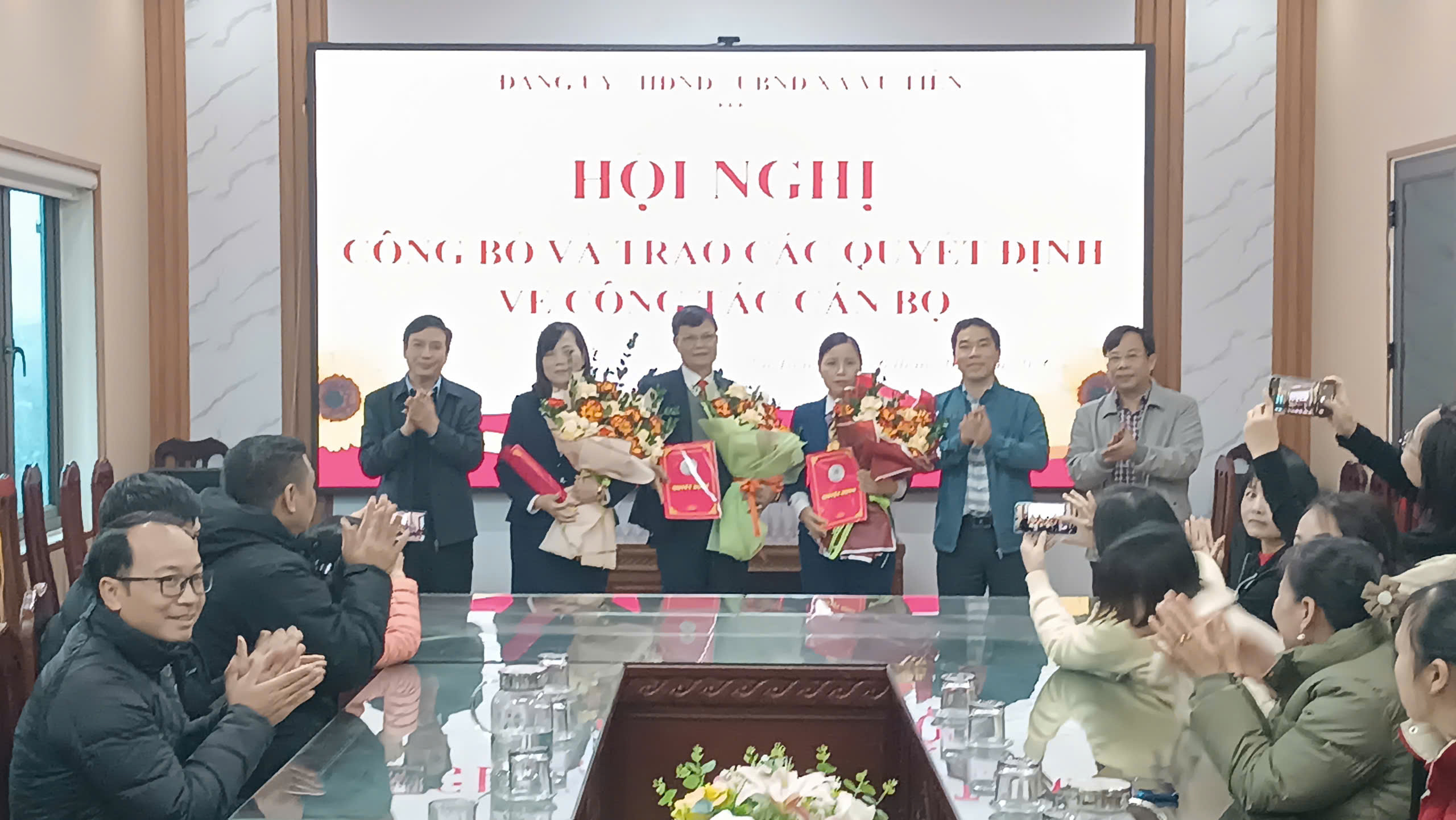 Đảng ủy xã Vũ Tiên, công bố, trao Quyết định về công tác cán bộ