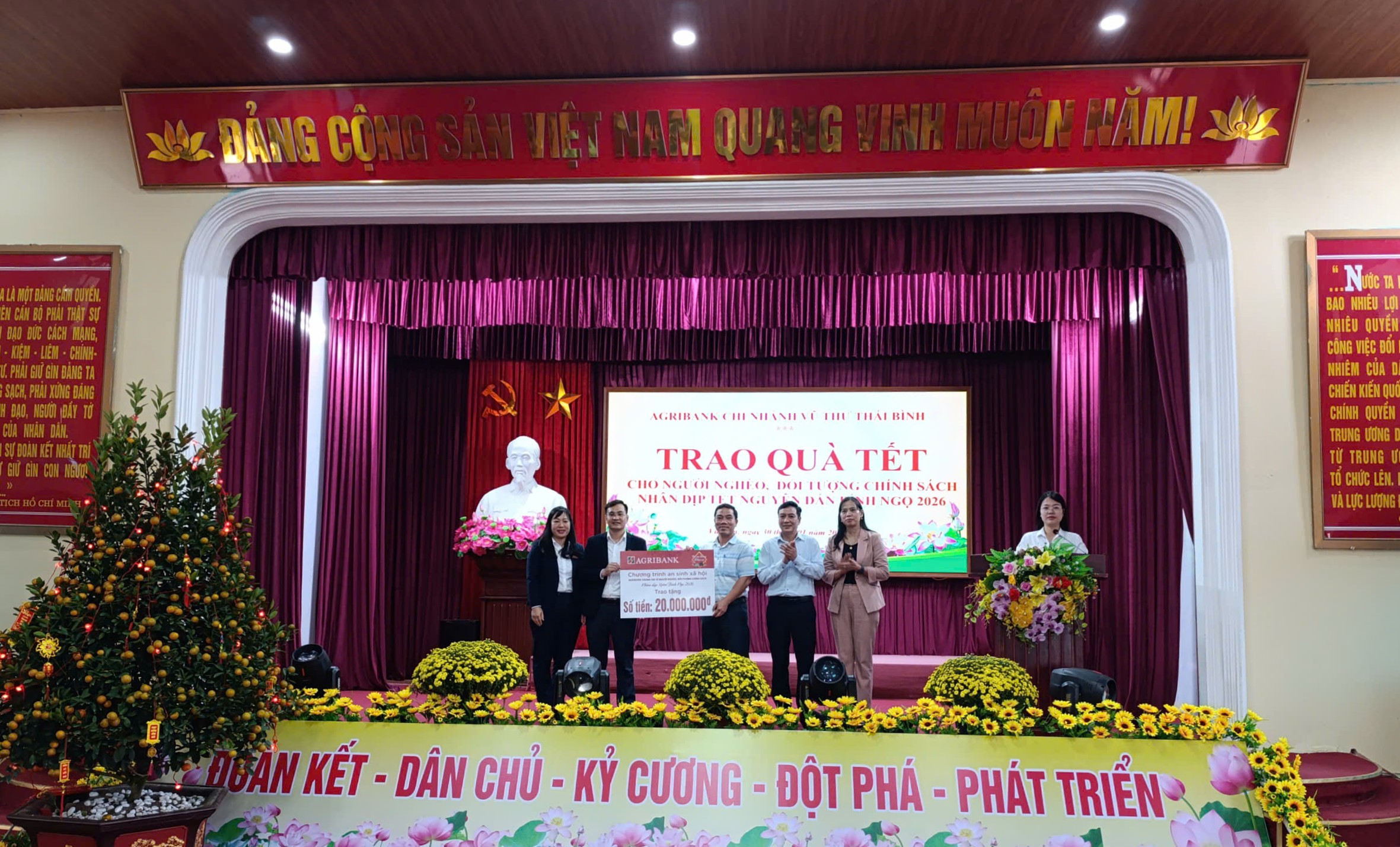 Ngân hàng Nông nghiệp và Phát triển Nông thôn Chi nhánh Vũ Thư chung tay chăm lo an sinh xã hội dịp Tết Bính Ngọ