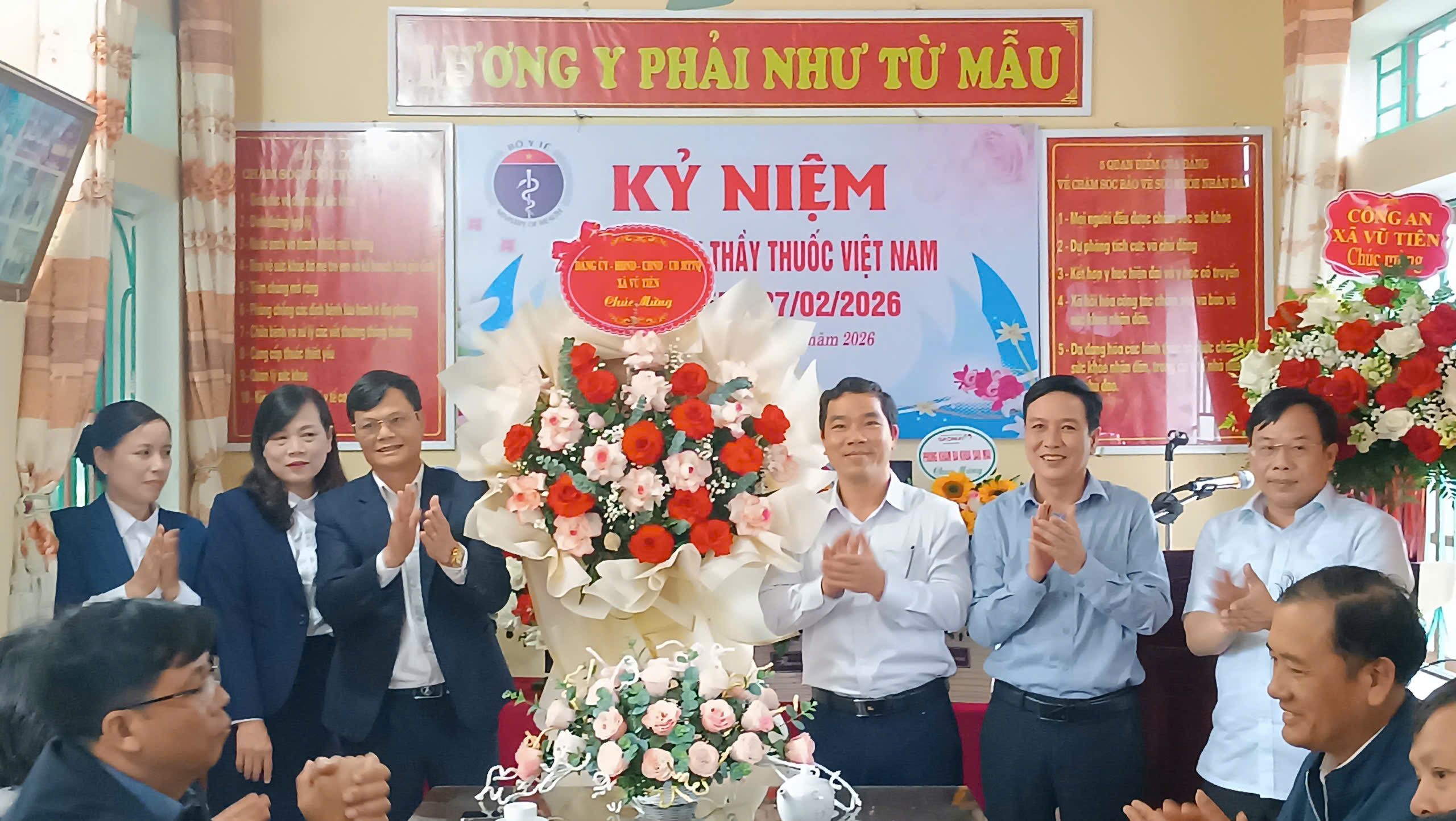 Các đồng chí lãnh đạo xã Vũ Tiên chúc mừng cán bộ, viên chức trạm y tế xã nhân ngày thầy thuốc Việt Nam