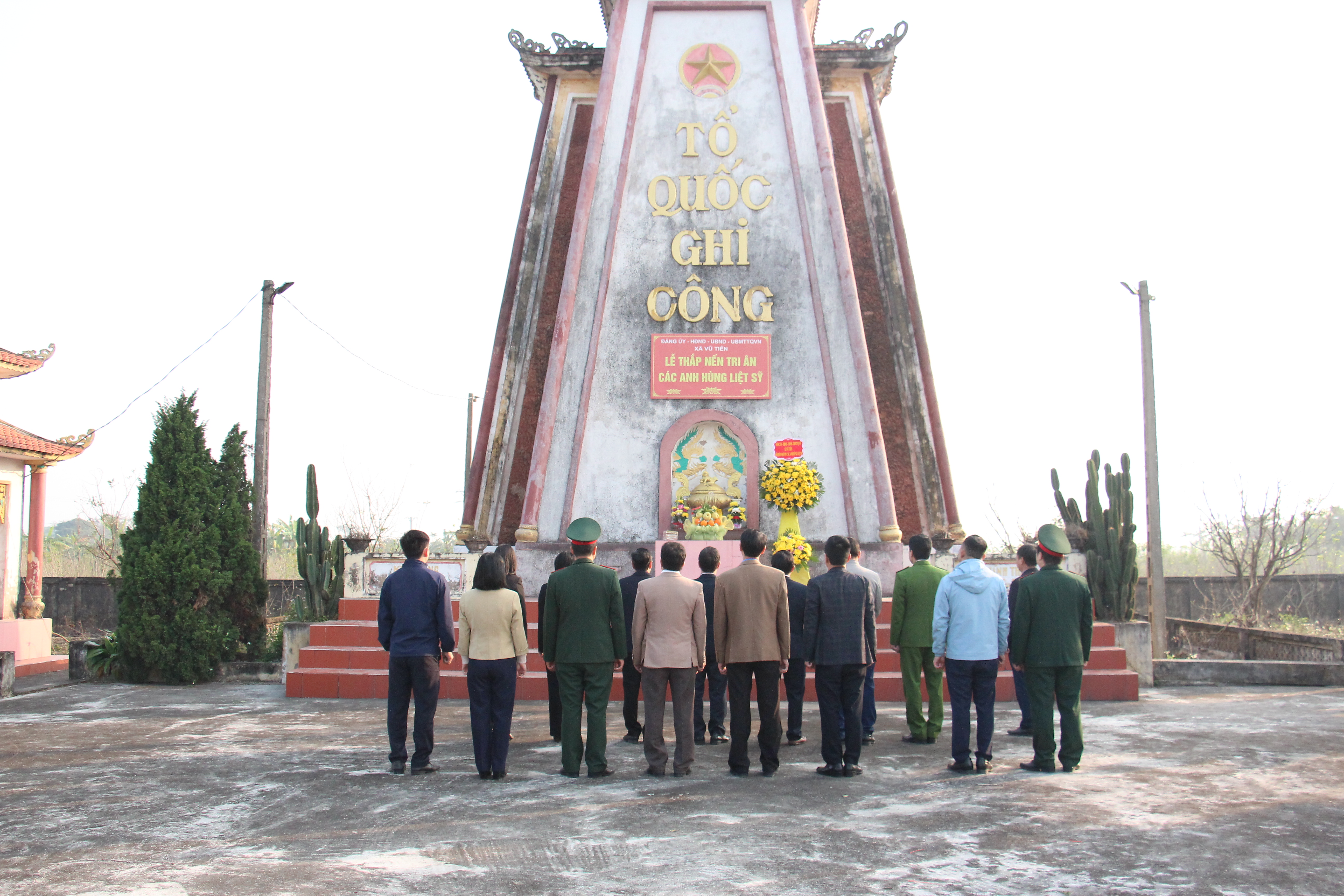 Lãnh đạo xã Vũ Tiên dâng hương tưởng niệm các anh hùng liệt sĩ nhân kỷ niệm 96 năm Ngày thành lập Đảng Cộng sản Việt Nam