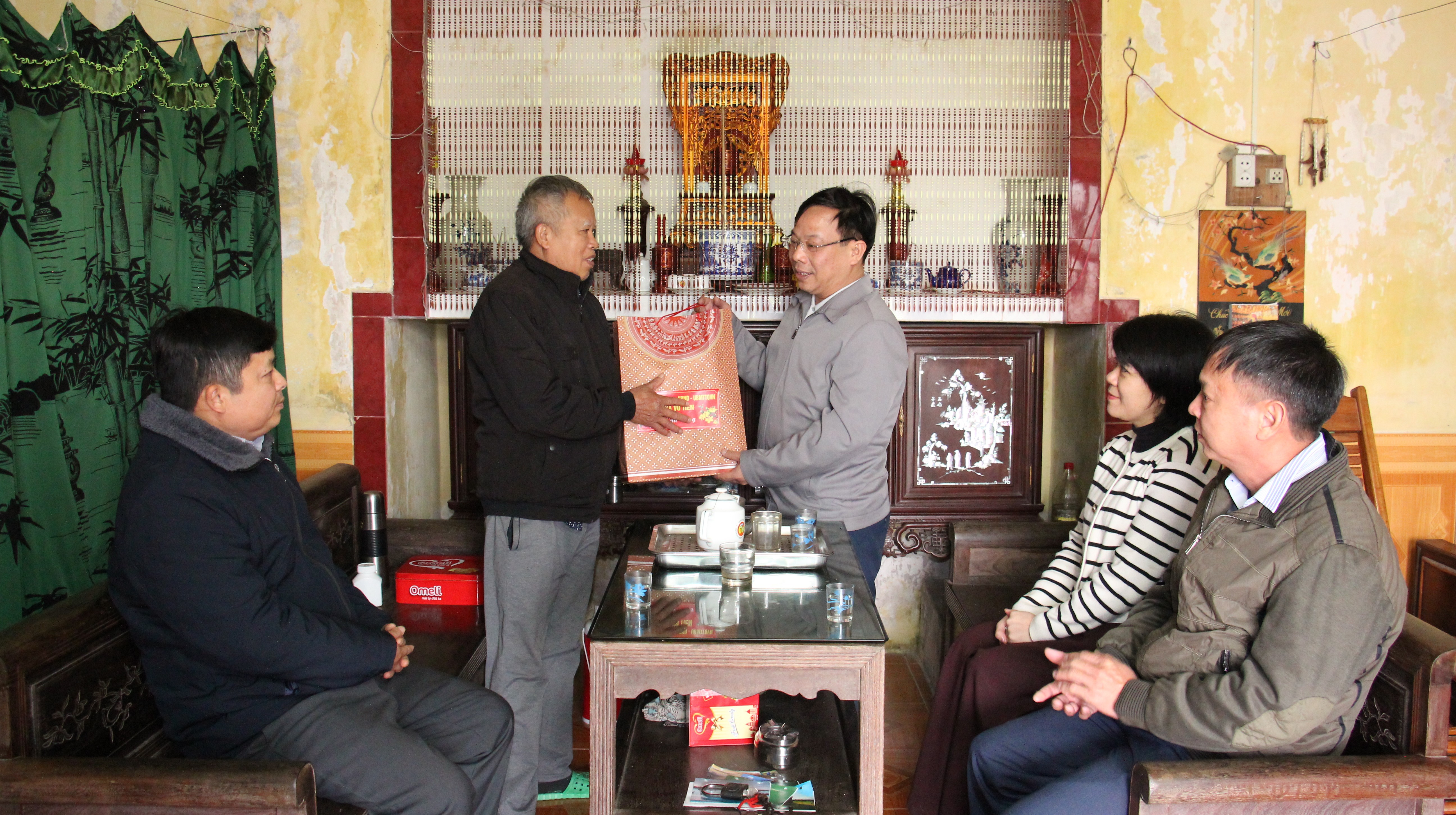 Các đồng chí lãnh đạo xã thăm, tặng quà người có công với cách mạng nhân dịp tết Nguyên đán Bính Ngọ