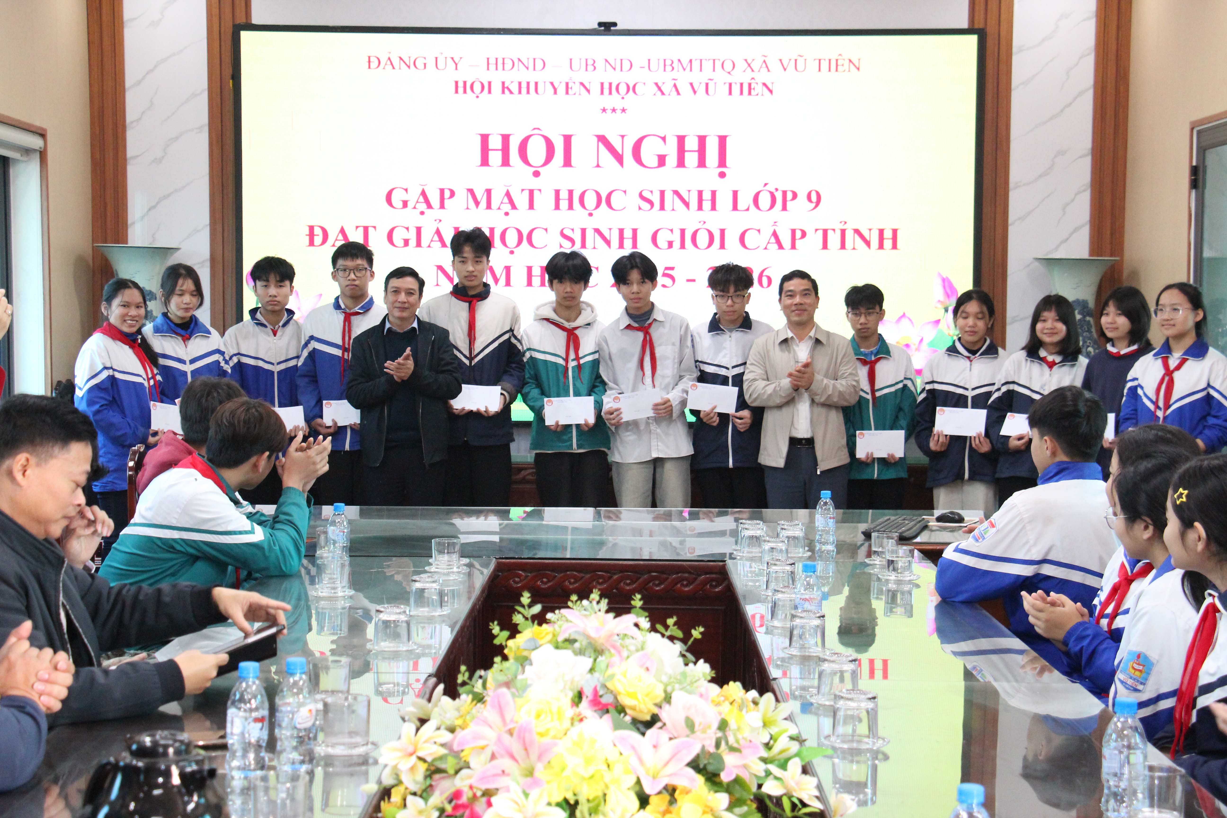 Vũ Tiên gặp mặt, biểu dương học sinh lớp 9 đạt giải học sinh giỏi cấp tỉnh