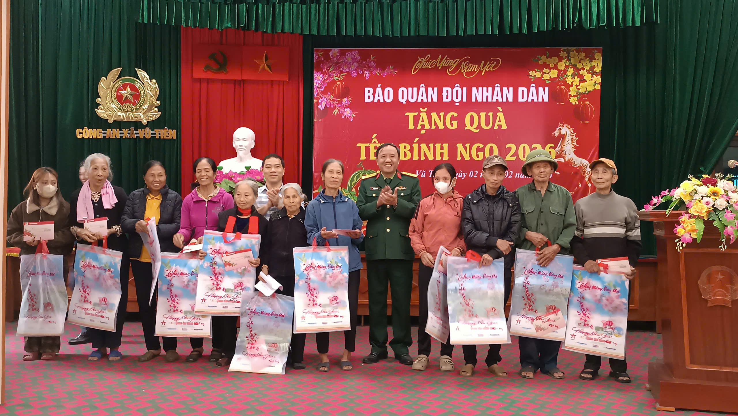 Báo Quân đội Nhân dân trao tặng 40 suất quà Tết cho gia đình chính sách, hộ khó khăn tại xã Vũ Tiên