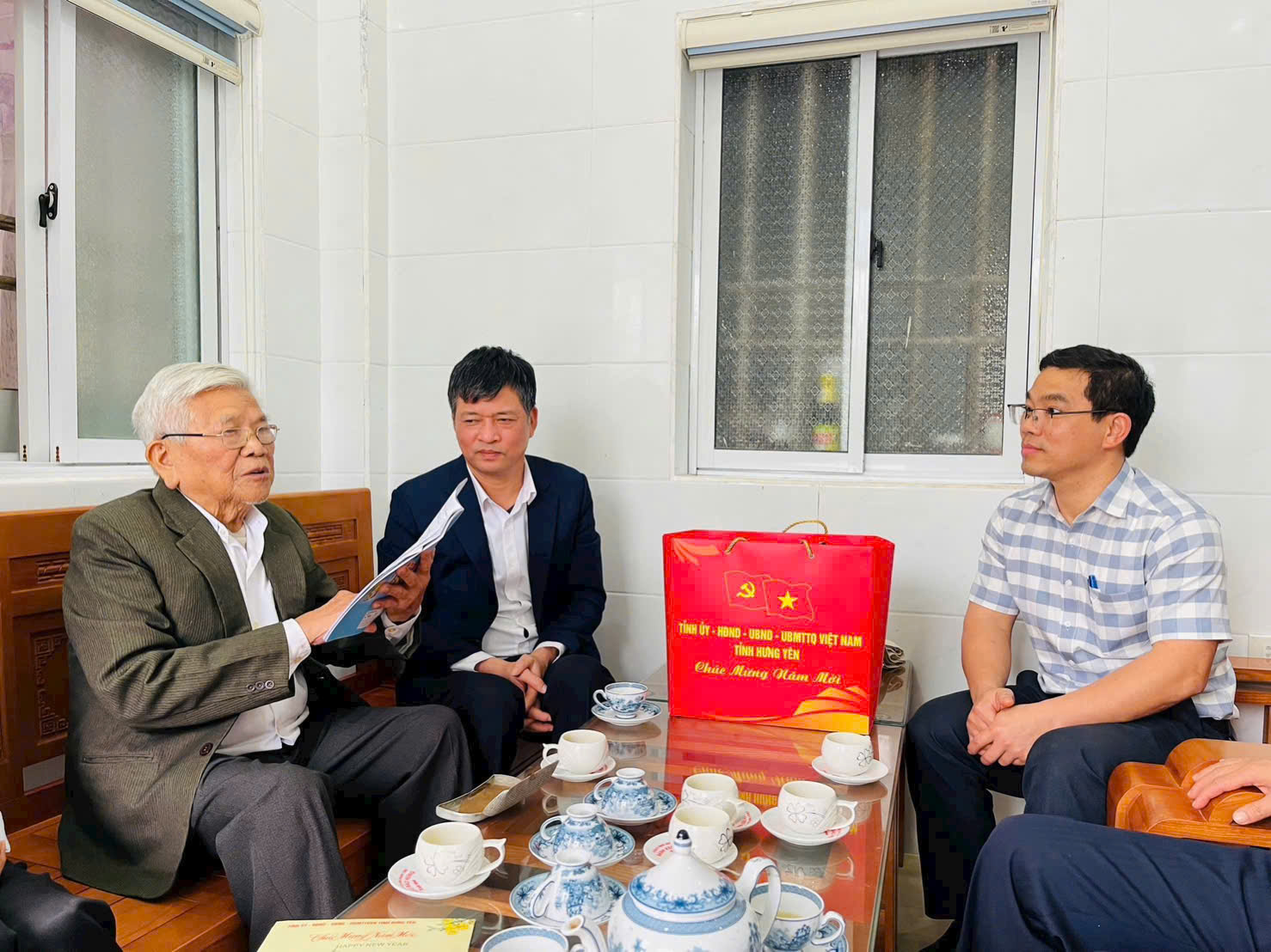 PHÓ CHỦ TỊCH THƯỜNG TRỰC HỘI ĐỒNG NHÂN DÂN TỈNH THĂM, CHÚC TẾT VÀ TRAO QUÀ CỦA TỈNH ỦY, HĐND, UBND, ỦY BAN MẶT TRẬN TỔ QUỐC TỈNH CHO ĐẢNG VIÊN, LÃO THÀNH CÁCH MẠNG TẠI XÃ VŨ TIÊN