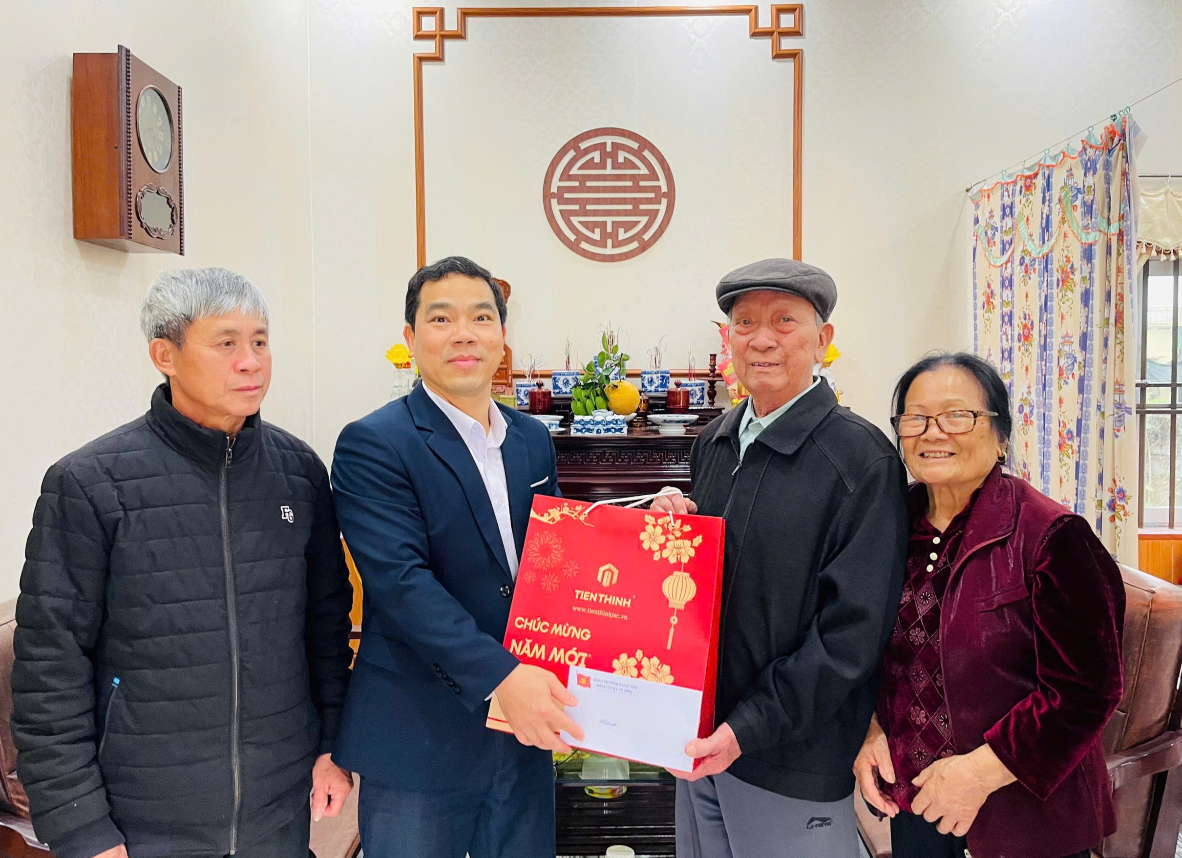 Lãnh đạo xã Vũ Tiên thăm hỏi, động viên đảng viên có hoàn cảnh khó khăn, ốm đau nhân dịp đầu xuân mới