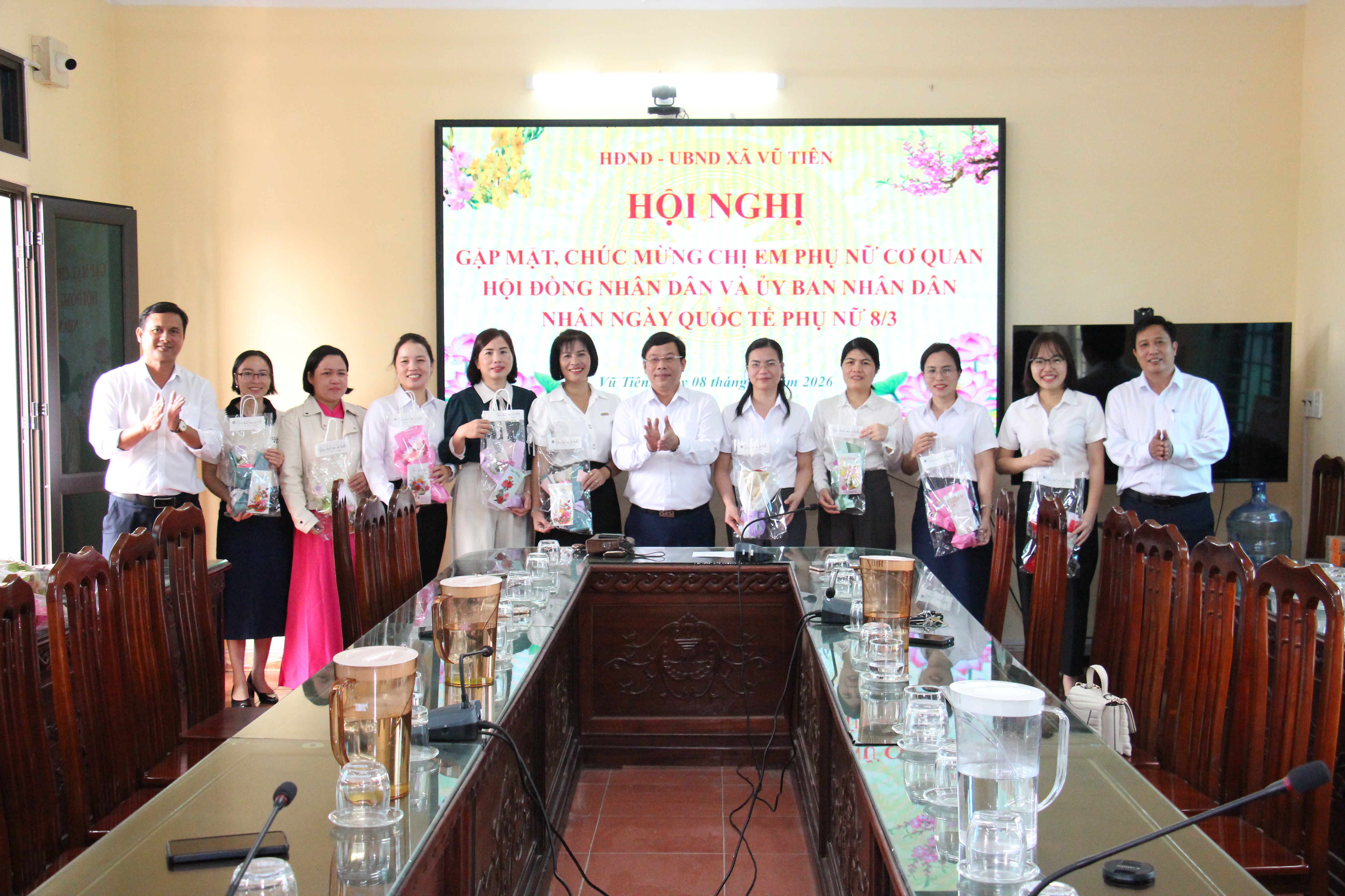 Vũ Tiên gặp mặt, chúc mừng cán bộ nữ nhân Ngày Quốc tế Phụ nữ 8/3
