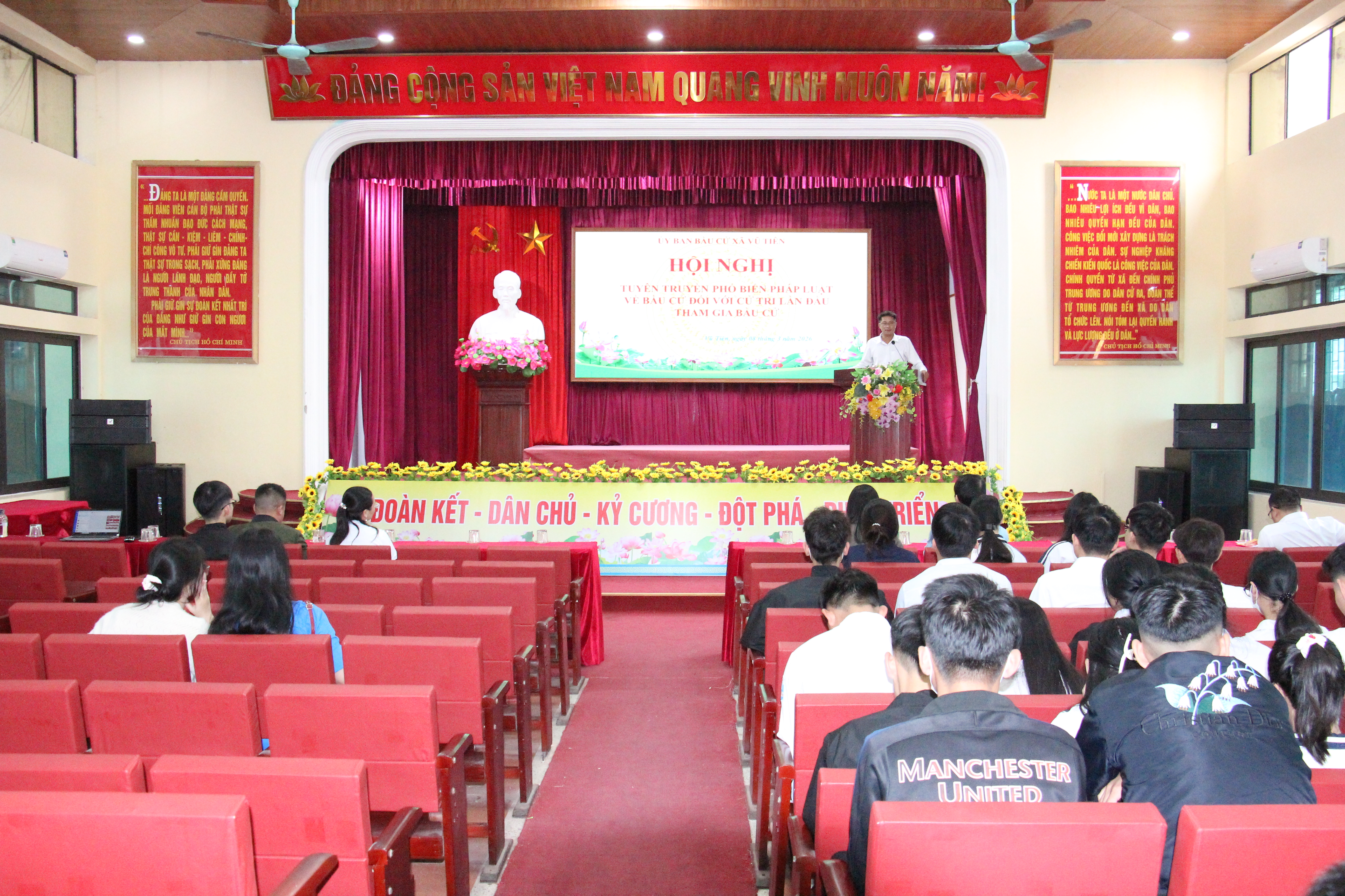 Vũ Tiên tuyên truyền, phổ biến pháp luật về bầu cử cho cử tri lần đầu tham gia bầu cử