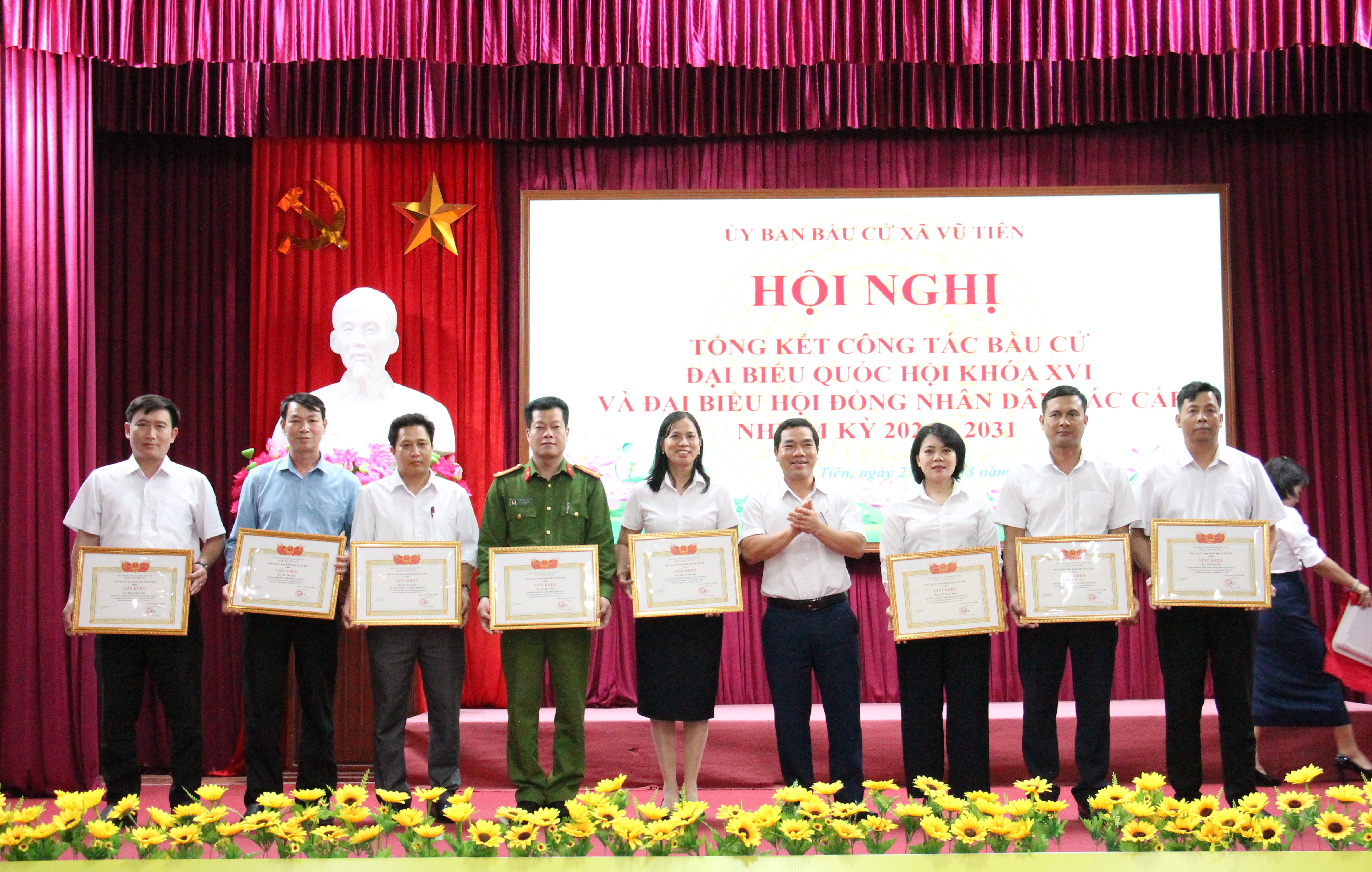 Vũ Tiên biểu dương, khen thưởng 20 tập thể, 68 cá nhân có thành tích xuất sắc trong công tác bầu cử
