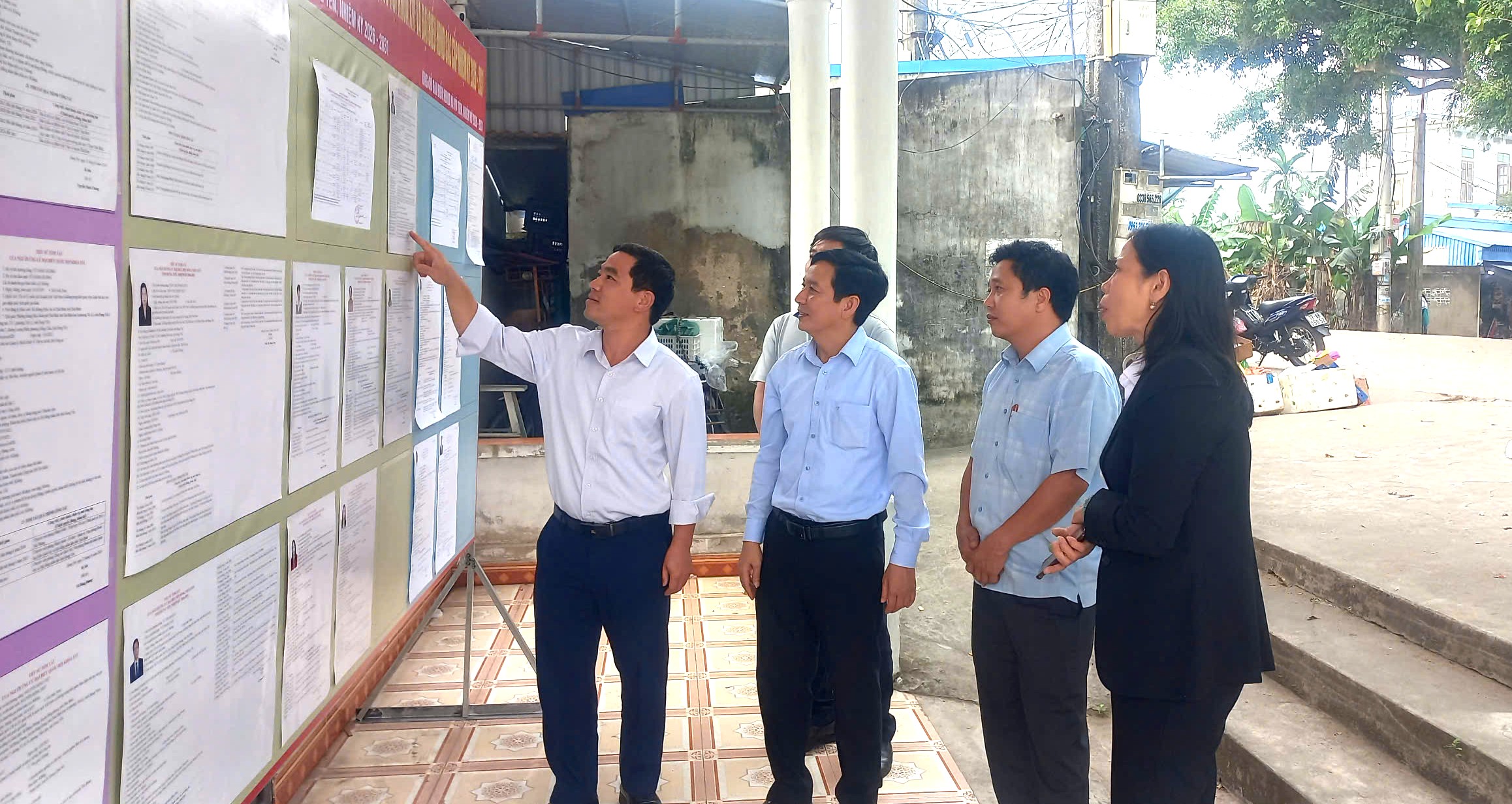 Các đồng chí trong Ban chỉ đạo, Ủy ban bầu cử xã kiểm tra công tác chuẩn bị bầu cử tại đơn vị bầu cử số 7