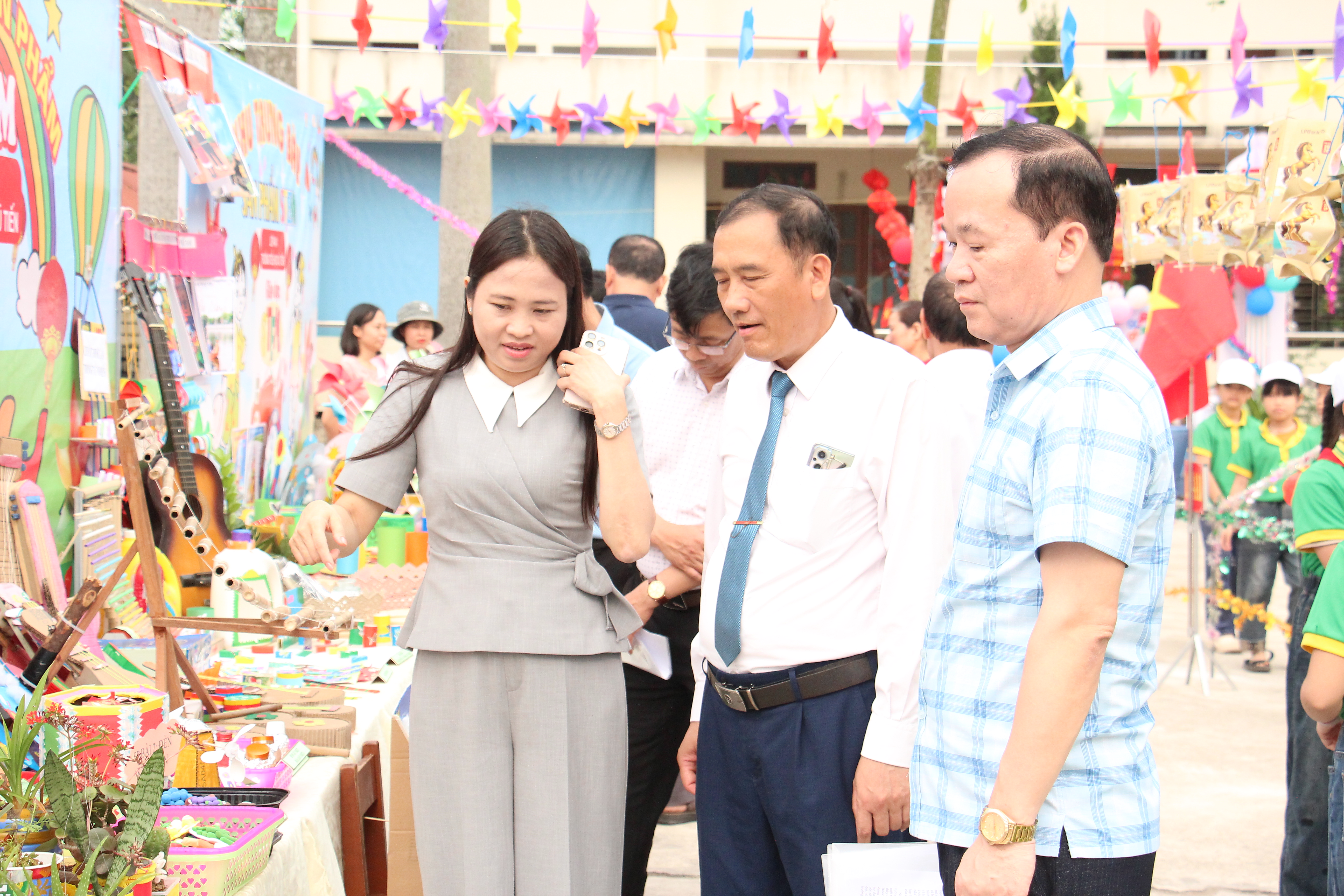 Sôi nổi ngày hội giáo dục STEM tại Trường Tiểu học Vũ Tiến