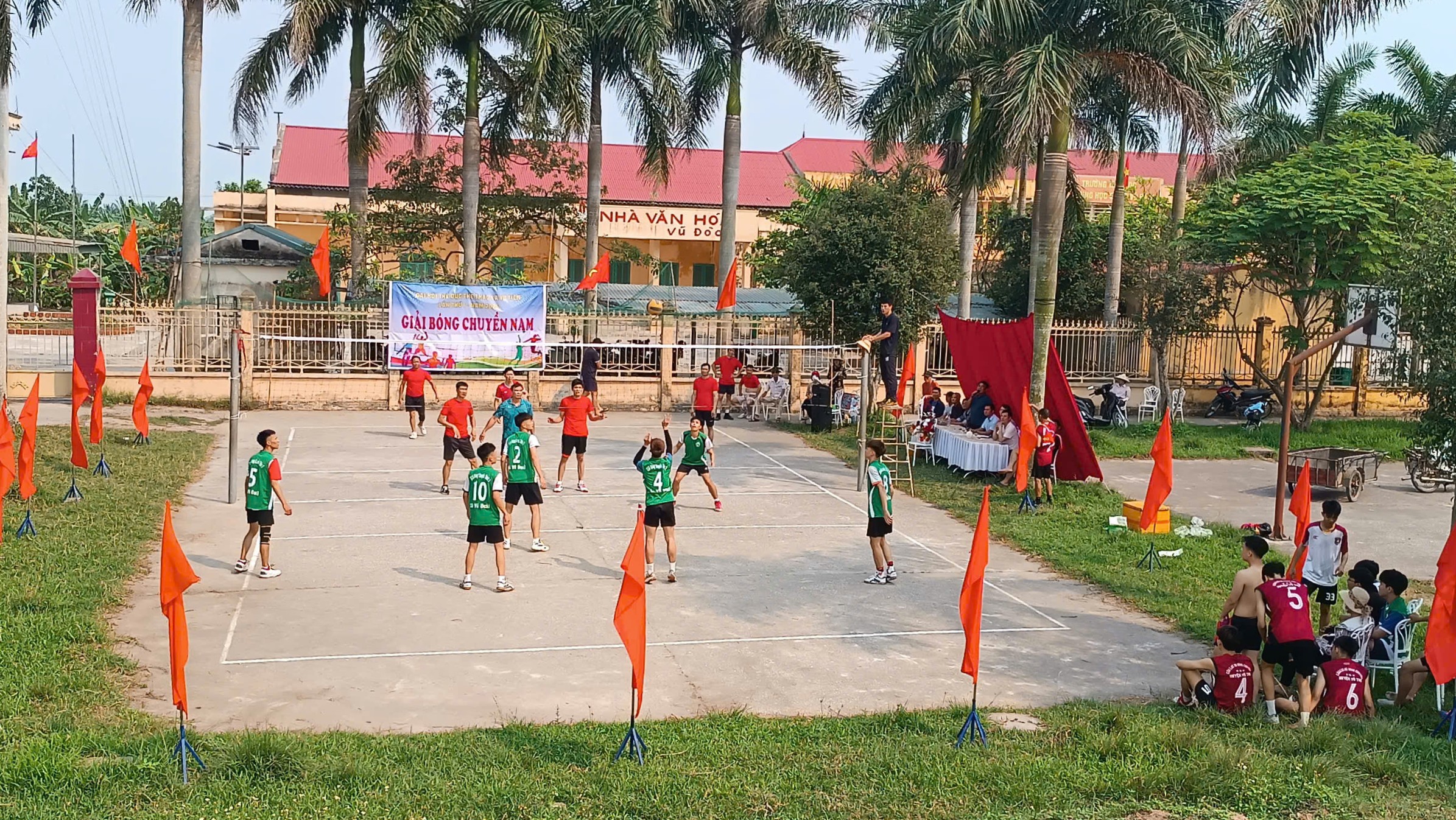 Sôi nổi giải bóng chuyền Nam trong khuôn khổ Đại hội Thể dục Thể thao xã Vũ Tiên lần thứ I