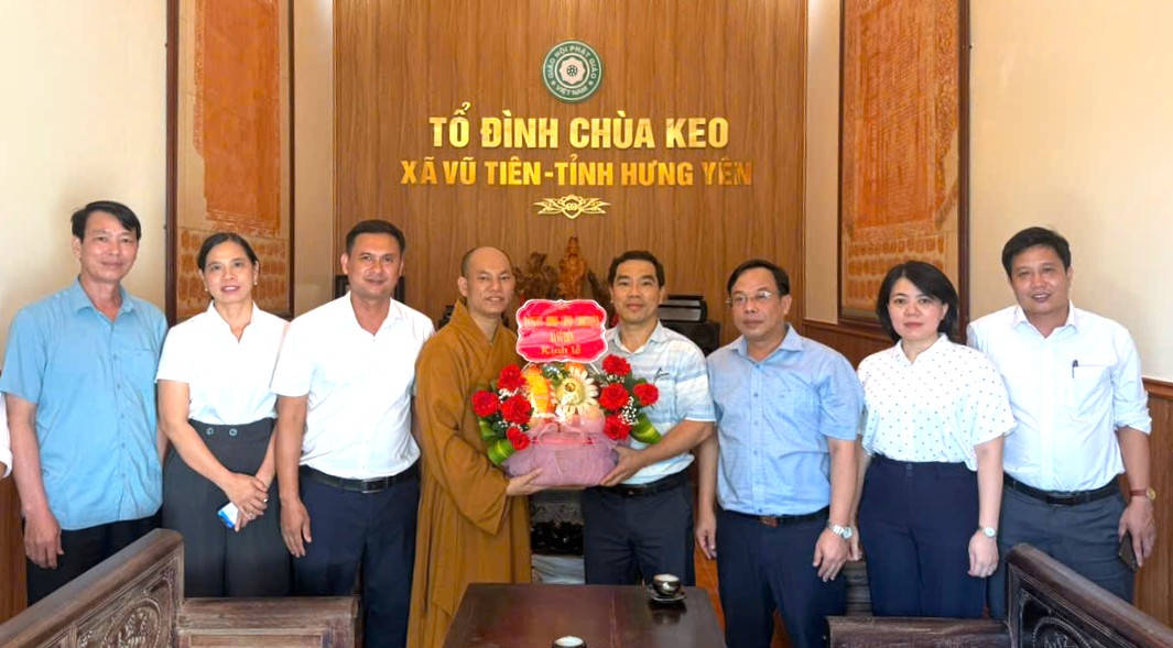 Lãnh đạo xã Vũ Tiên, thăm chúc mừng các cơ sở Phật giáo nhân dịp Đại lễ phật đản