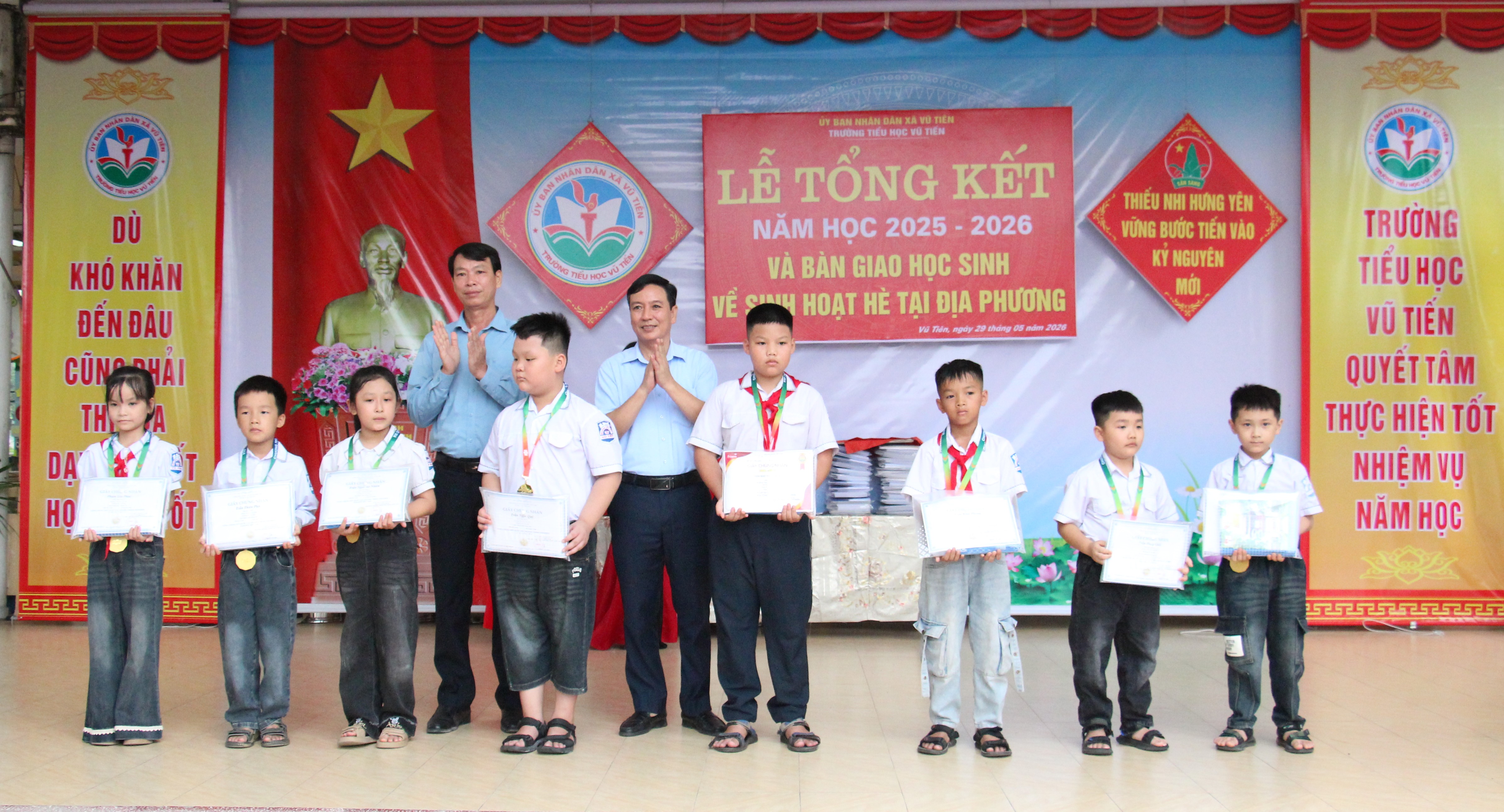 Trường Tiểu học Vũ Tiến tổng kết năm học 2025 - 2026 và bàn giao học sinh về sinh hoạt hè tại địa phương