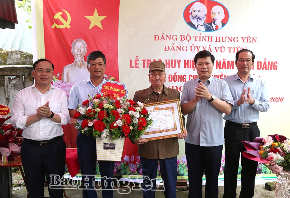 Trao huy hiệu 75 năm tuổi Đảng cho đảng viên Nguyễn Văn Môn, chi bộ thôn Hành Dũng Nghĩa - vinh dự, tự hào của Đảng bộ và nhân dân xã Vũ Tiên