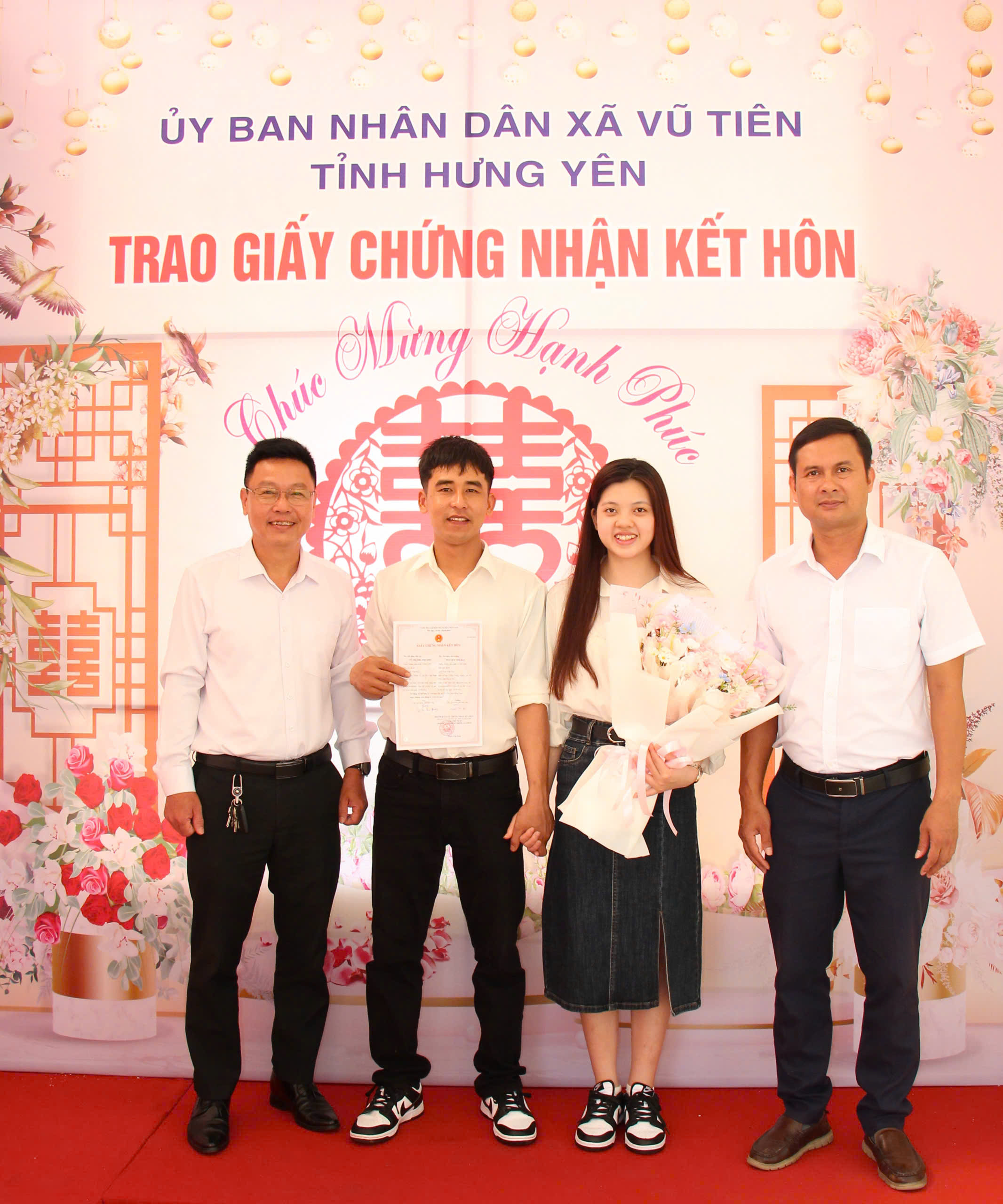 Vũ Tiên trao Giấy khai sinh, Giấy chứng nhận kết hôn cho công dân - Lan tỏa hình ảnh chính quyền thân thiện, gần dân, vì Nhân dân phục vụ