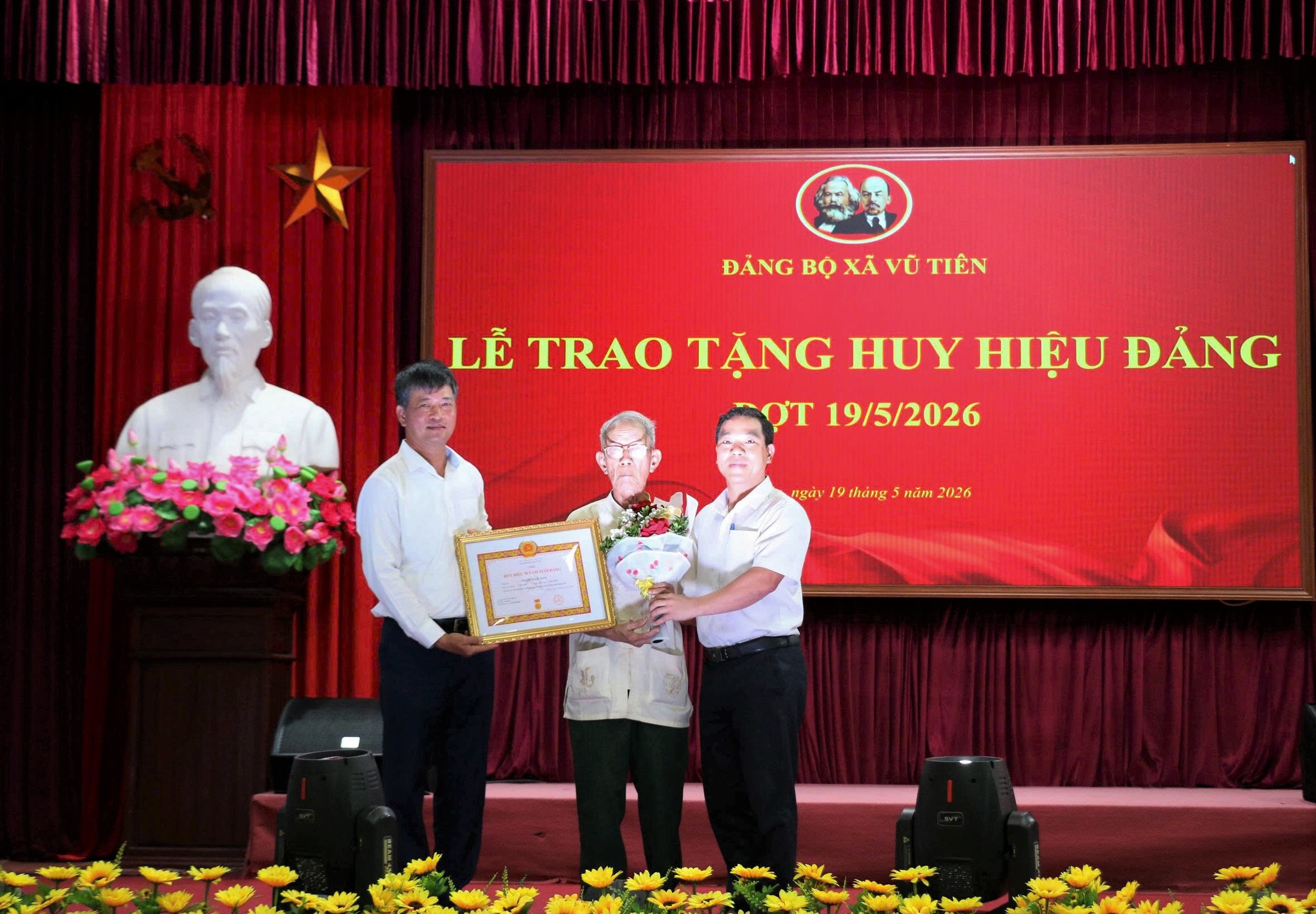 Đảng ủy xã Vũ Tiên trao tặng Huy hiệu Đảng đợt 19/5 và quán triệt chuyên đề hoc tập, làm theo tư tưởng, đạo đức, phong cách Hồ Chí Minh