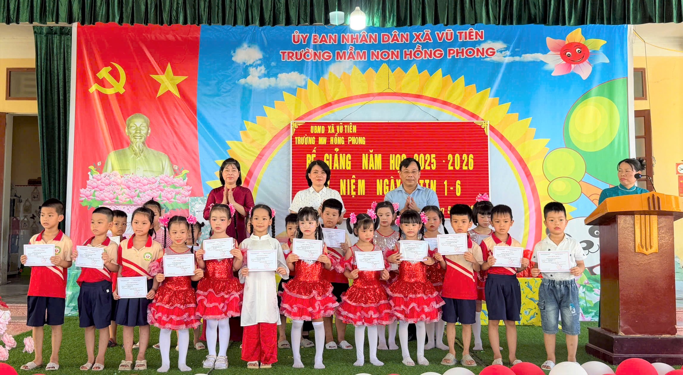 Các đồng chí lãnh đạo xã Vũ Tiên dự lễ bế giảng năm học, trao quà Tết Thiếu nhi cho học sinh các trường mầm non trên địa bàn