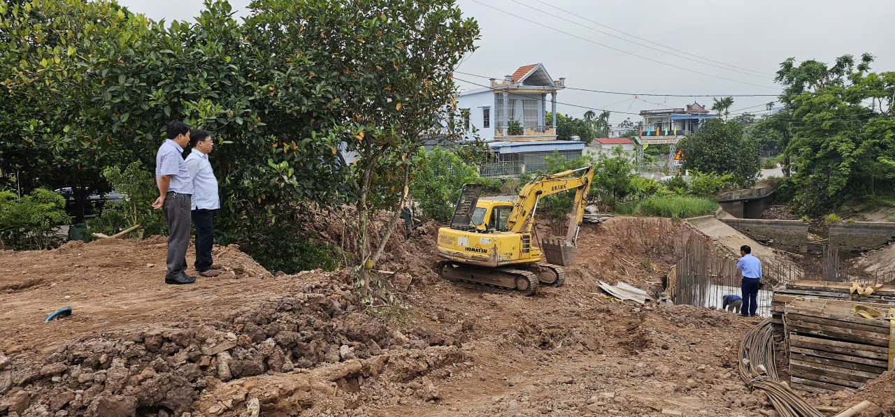 Đồng chí Phó Bí thư Đảng ủy, Chủ tịch UBND xã Vũ Tiên kiểm tra hệ thống đê, kè, cống và các công trình thủy lợi trọng điểm trên địa bàn