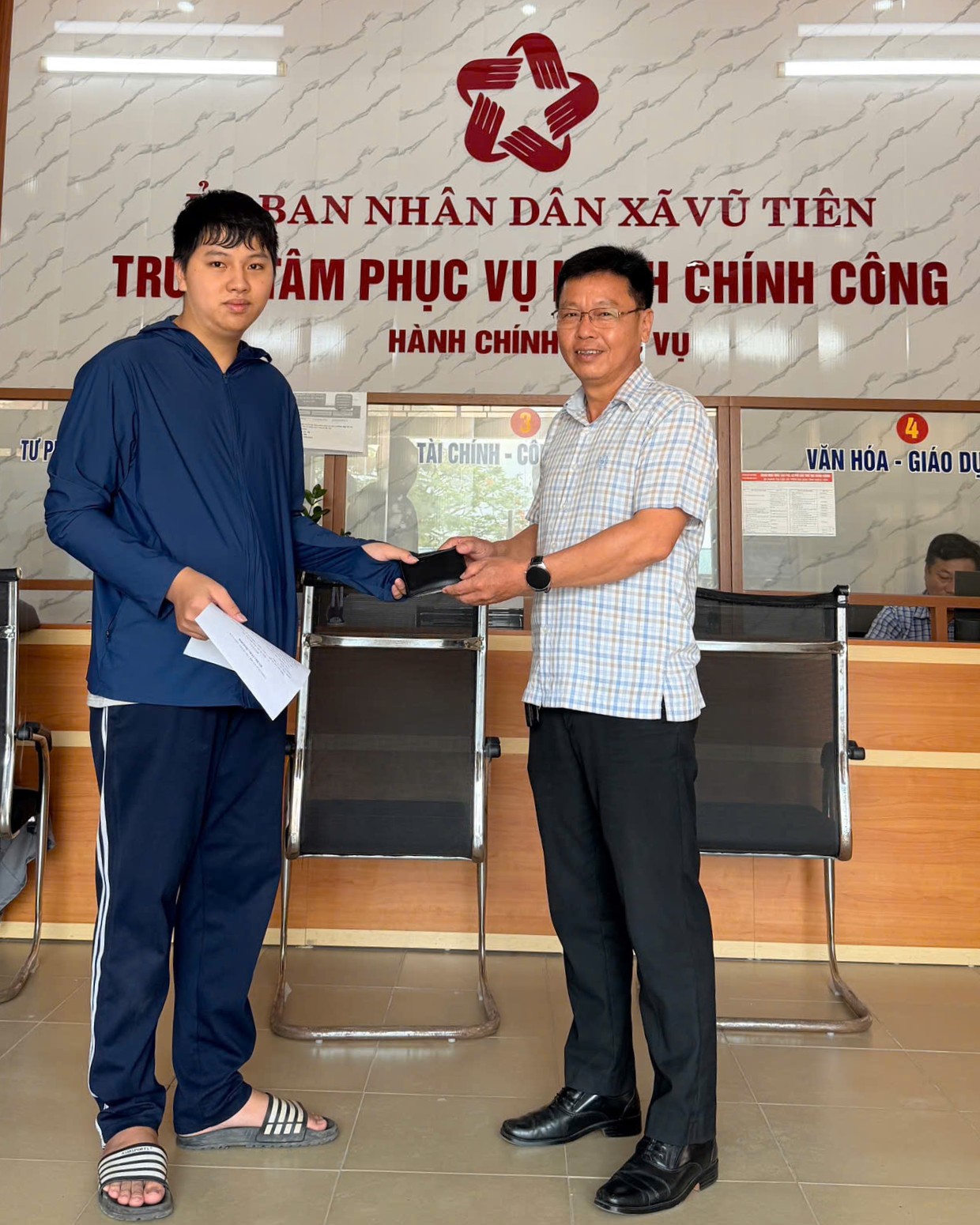 Trung tâm Phục vụ hành chính công xã Vũ Tiên trao trả giấy tờ và tài sản thất lạc cho công dân, lan tỏa nét đẹp văn hóa vì Nhân dân phục vụ