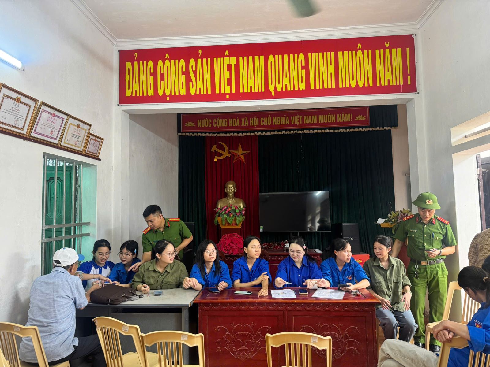 Công an xã Vũ Tiên triển khai hiệu quả chiến dịch “Mùa hè số cùng VNeID”, đồng hành cùng Nhân dân thực hiện Đề án 06