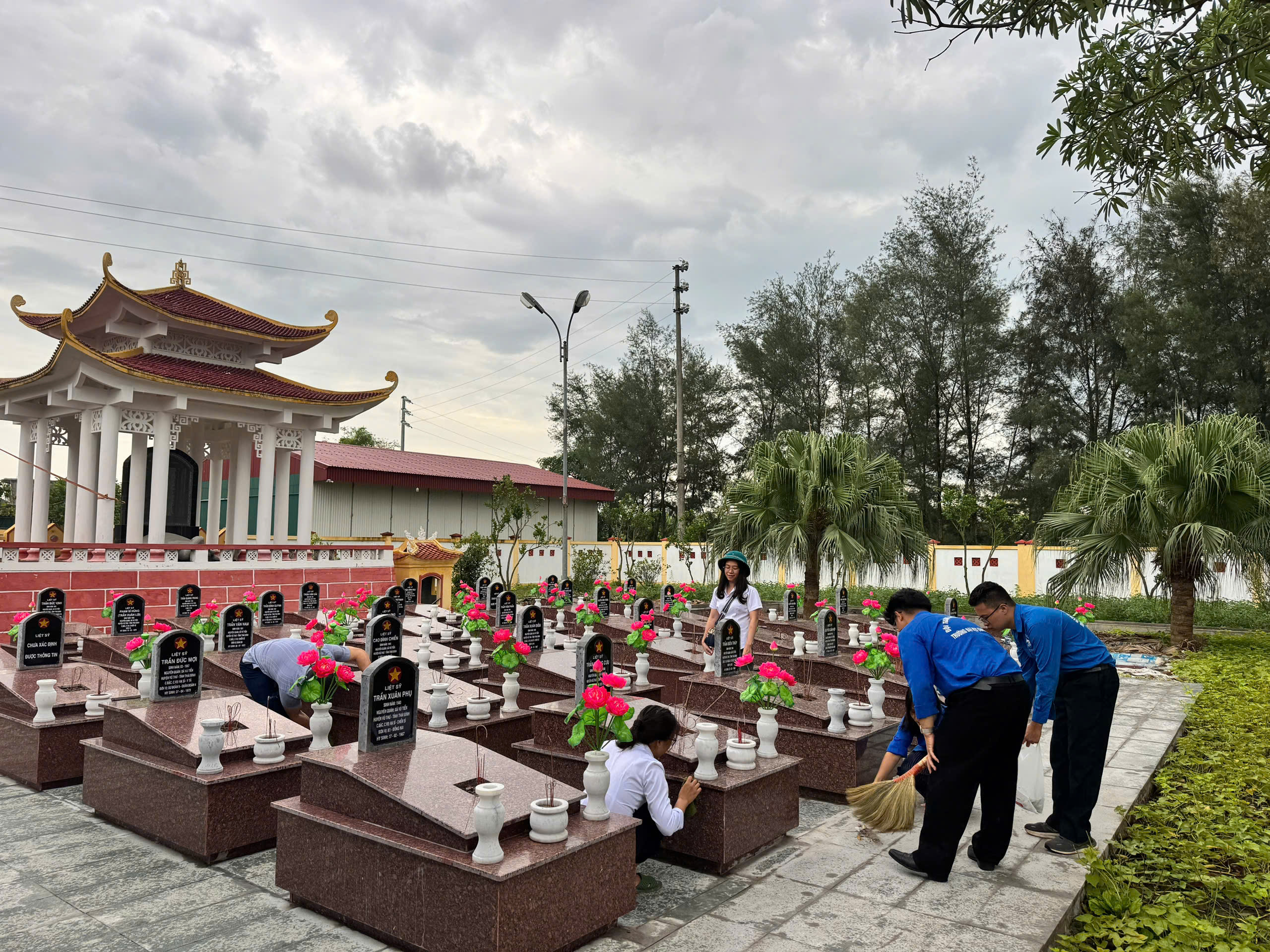 Hơn 650 lượt đoàn viên, thanh niên, đội viên xã Vũ Tiên ra quân vệ sinh, chỉnh trang, chăm sóc cảnh quan các nghĩa trang liệt sĩ
