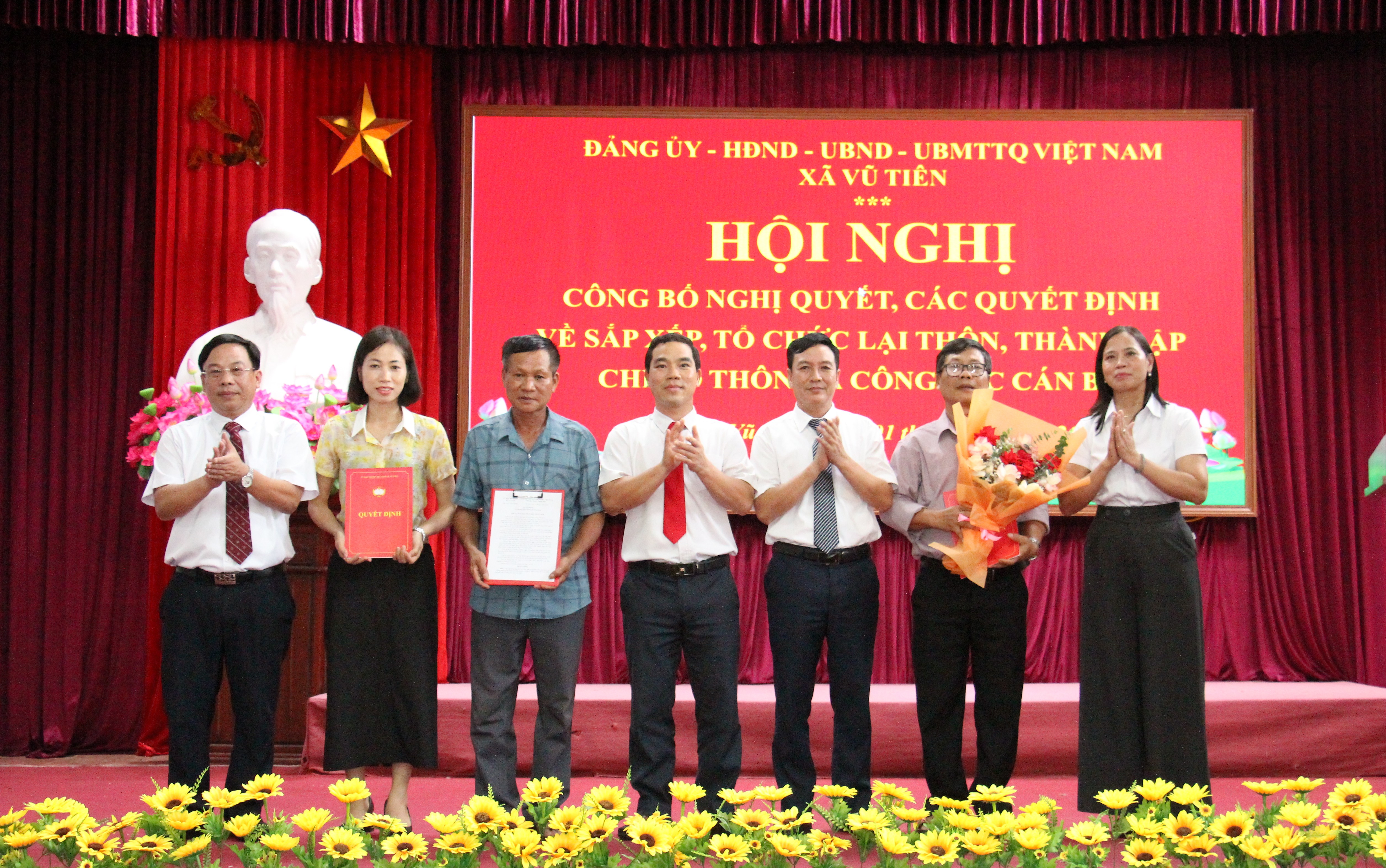 Vũ Tiên công bố các Nghị quyết, Quyết định về sắp xếp, tổ chức lại thôn, chi bộ trên địa bàn xã