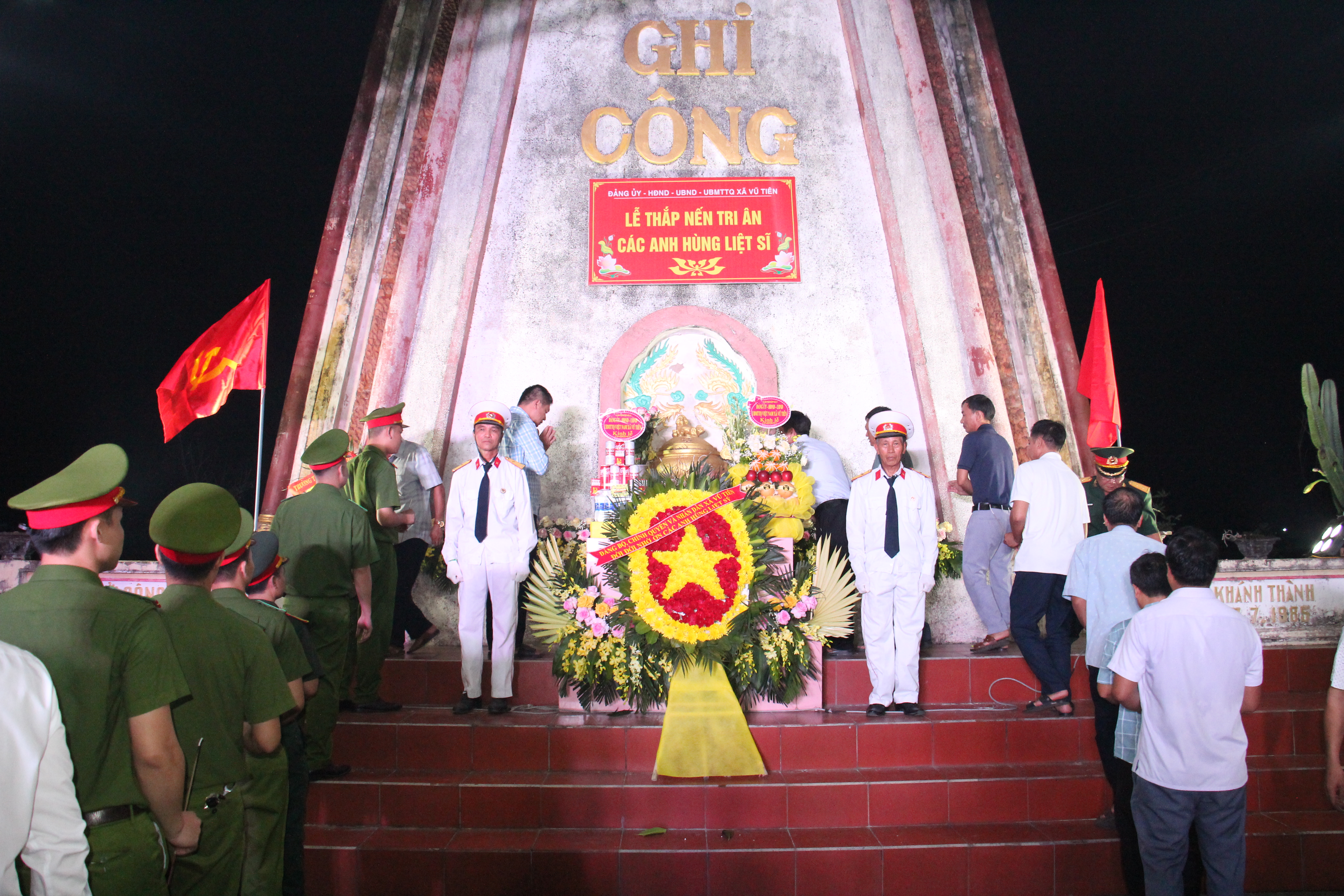 Vũ Tiên tổ chức lễ dâng hương, thắp nến tri ân các anh hùng liệt sĩ