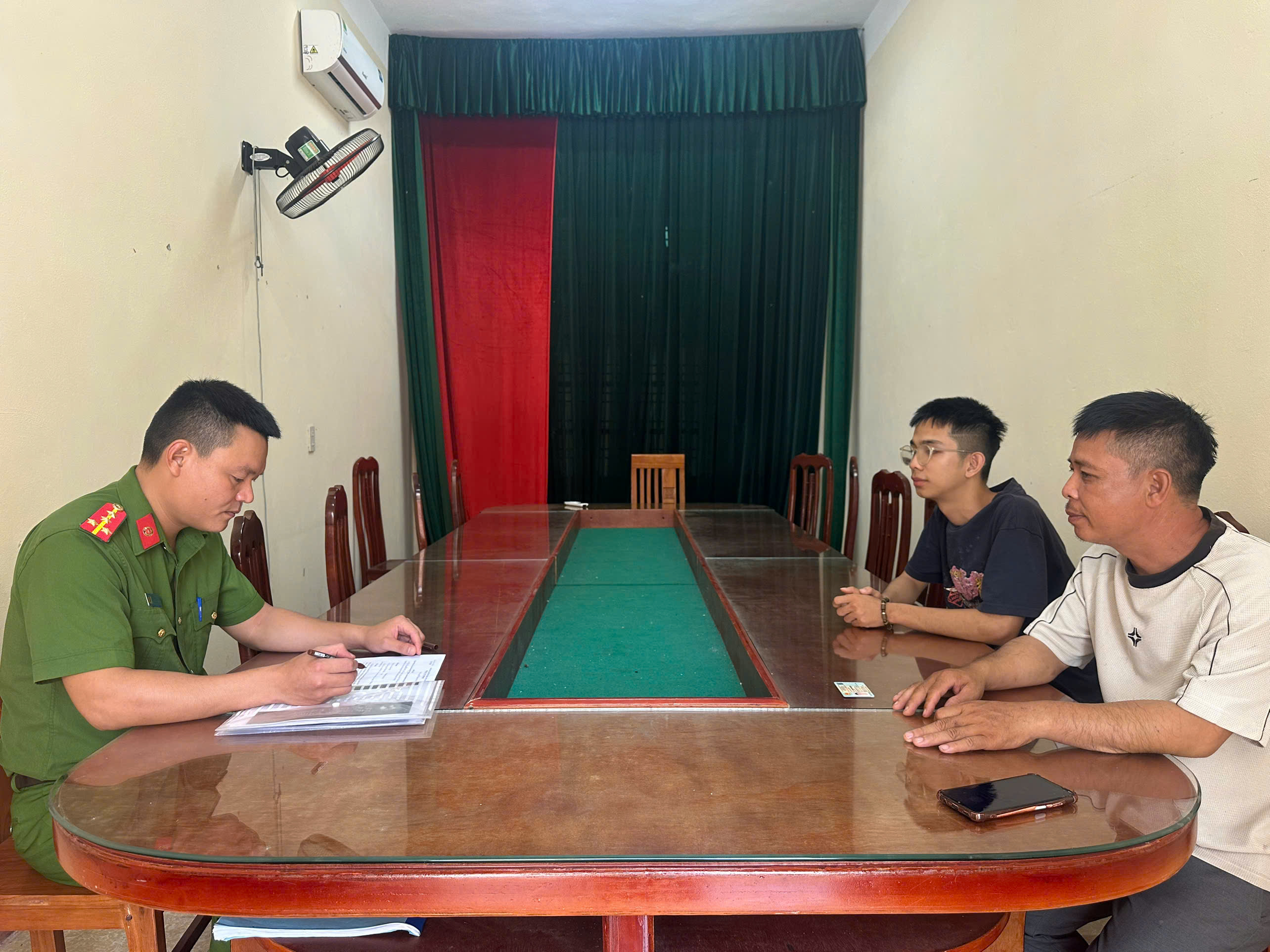 Công an xã Vũ Tiên kịp thời giúp người dân nhận diện thủ đoạn giả danh cơ quan Nhà nước liên hệ, hướng dẫn thủ tục đất đai