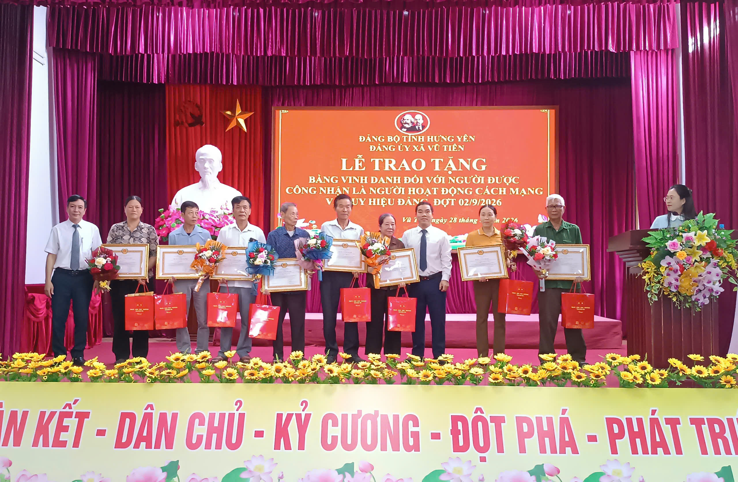 Nhân dịp kỷ niệm 81 năm Cách mạng Tháng 8 và Quốc khánh 2/9, Ban Thường vụ Đảng ủy xã Vũ Tiên tổ chức Lễ trao tặng bằng vinh danh người hoạt động cách mạng và huy hiệu đảng đợt 2/9