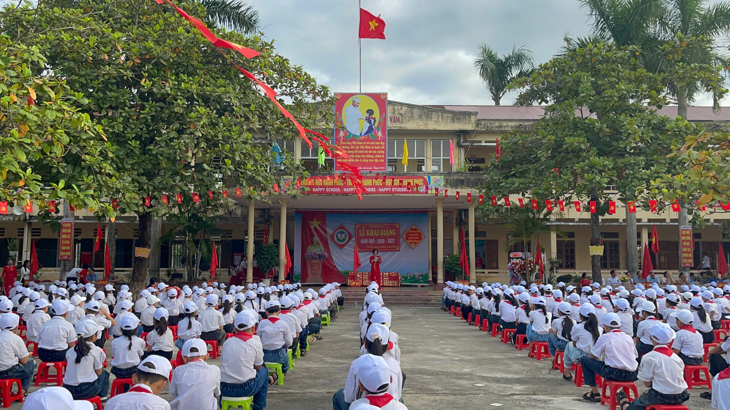 Các đồng chí lãnh đạo xã tặng hoa chúc mừng các nhà trường nhân dịp khai giảng năm học mới