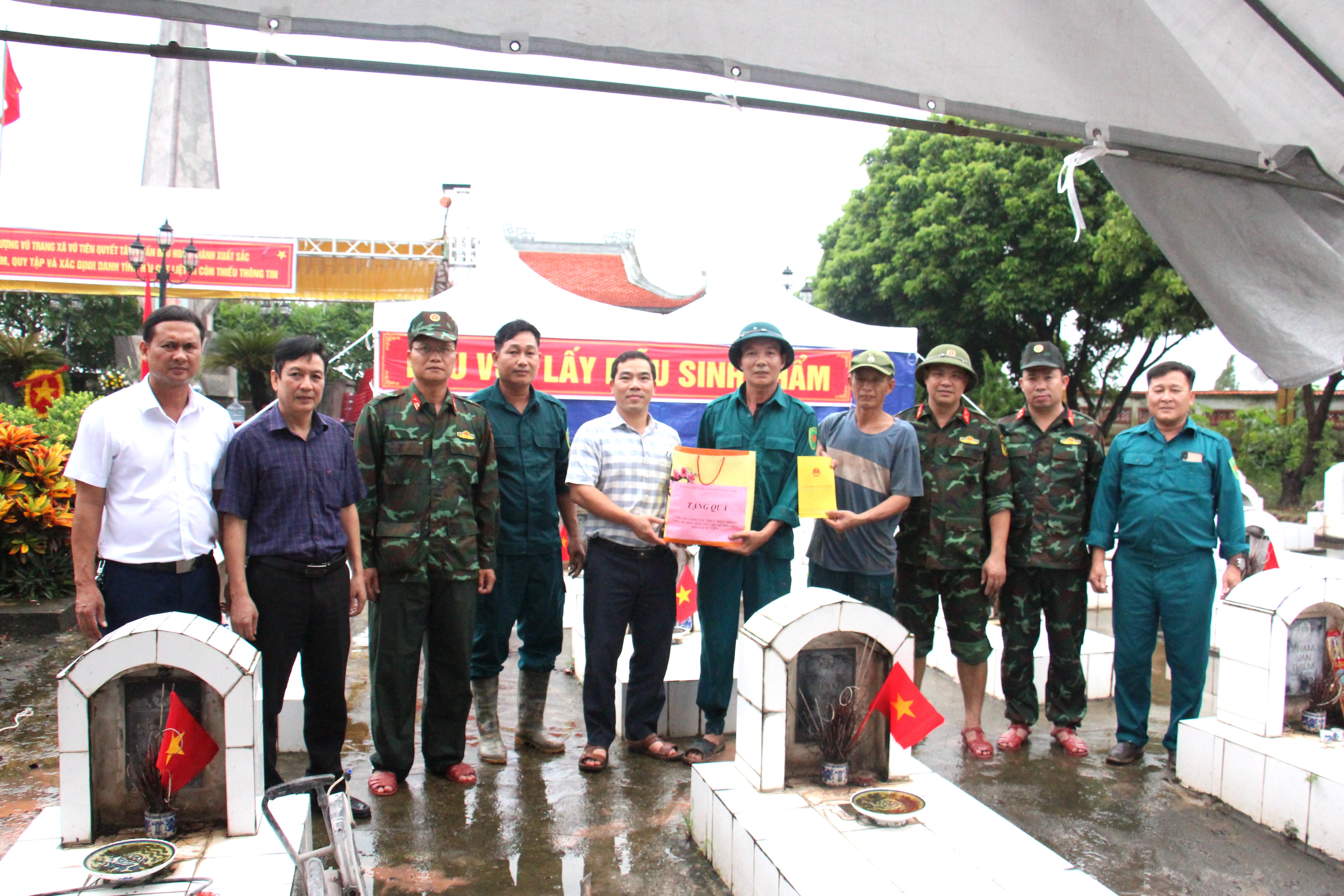 Lãnh đạo xã Vũ Tiên thăm hỏi, động viên lực lượng làm nhiệm vụ khai quật, lấy mẫu hài cốt liệt sĩ chưa xác định được danh tính