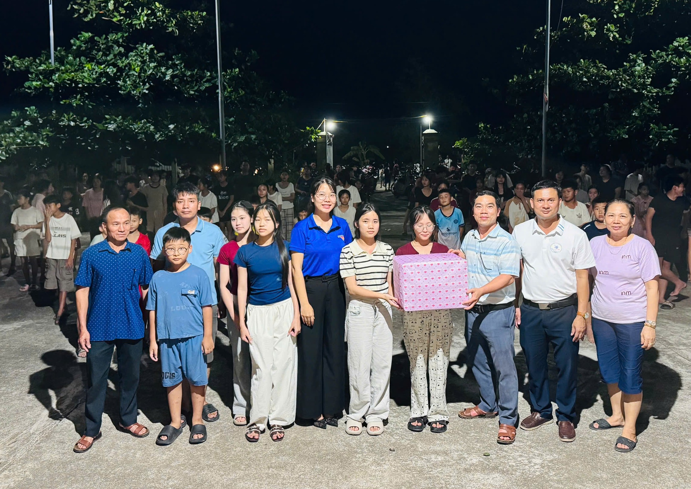 LÃNH ĐẠO XÃ VŨ TIÊN THĂM HỎI, TẶNG QUÀ ĐỘNG VIÊN THIẾU NIÊN, NHI ĐỒNG TRONG DỊP TẬP LUYỆN CHUẨN BỊ TẾT TRUNG THU NĂM 2026
