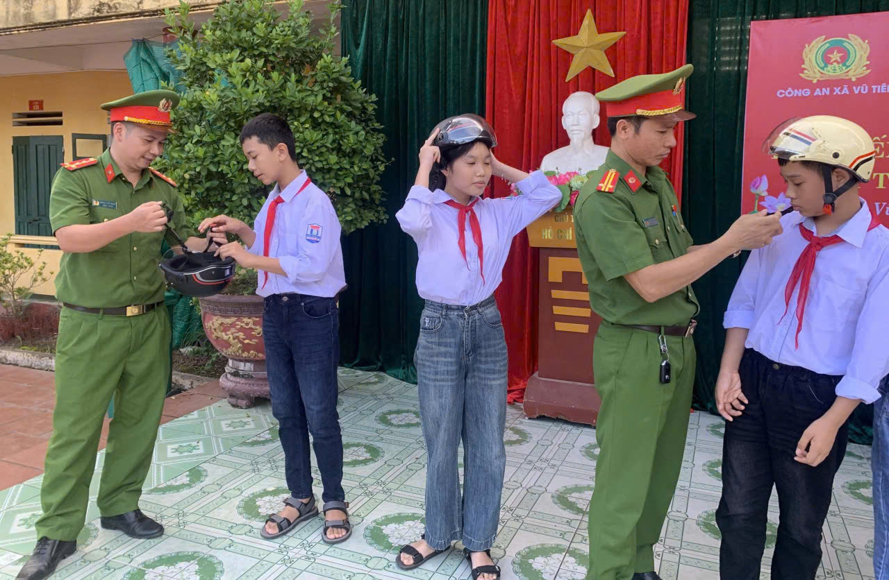 Công an xã Vũ Tiên phổ biến pháp luật về trật tự, an toàn giao thông