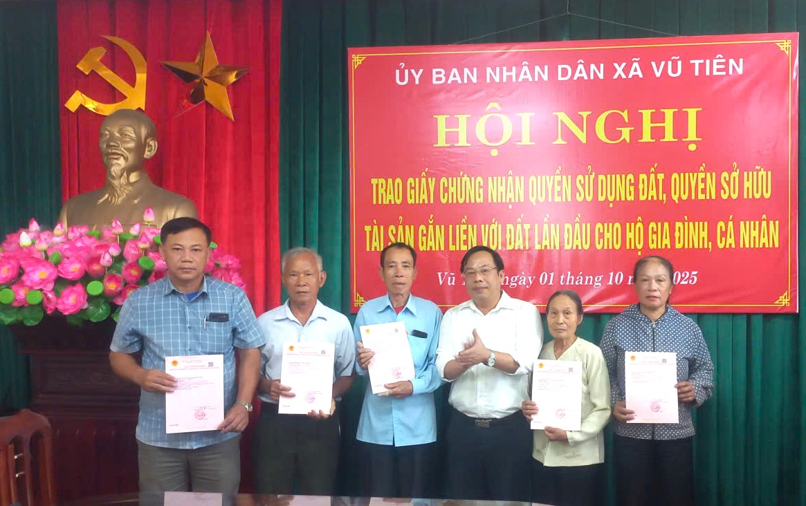 Xã Vũ Tiên trao Giấy chứng nhận quyền sử dụng đất, quyền sở hữu tài sản gắn liền với đất lần đầu theo mô hình chính quyền địa phương 2 cấp