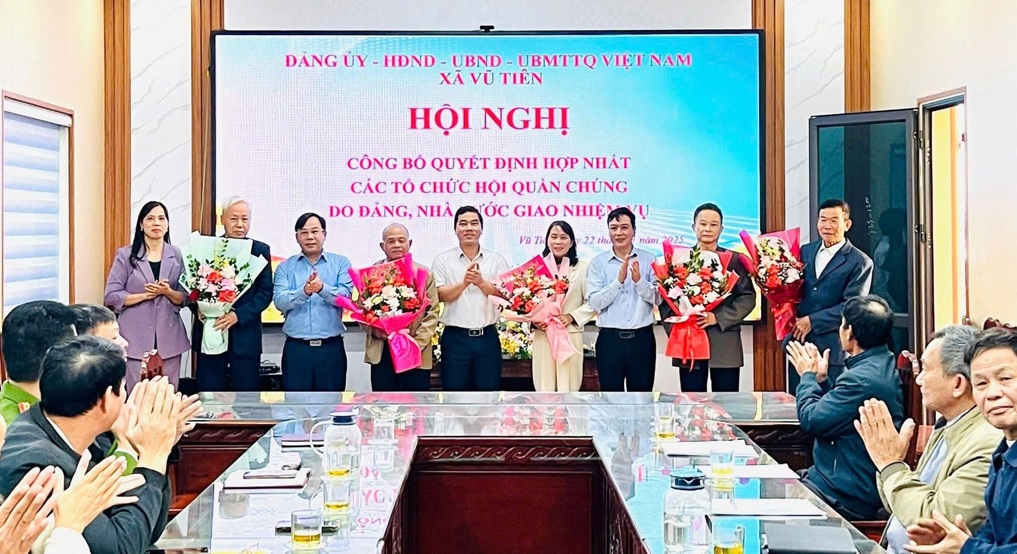 Vũ Tiên công bố quyết định hợp nhất các tổ chức hội