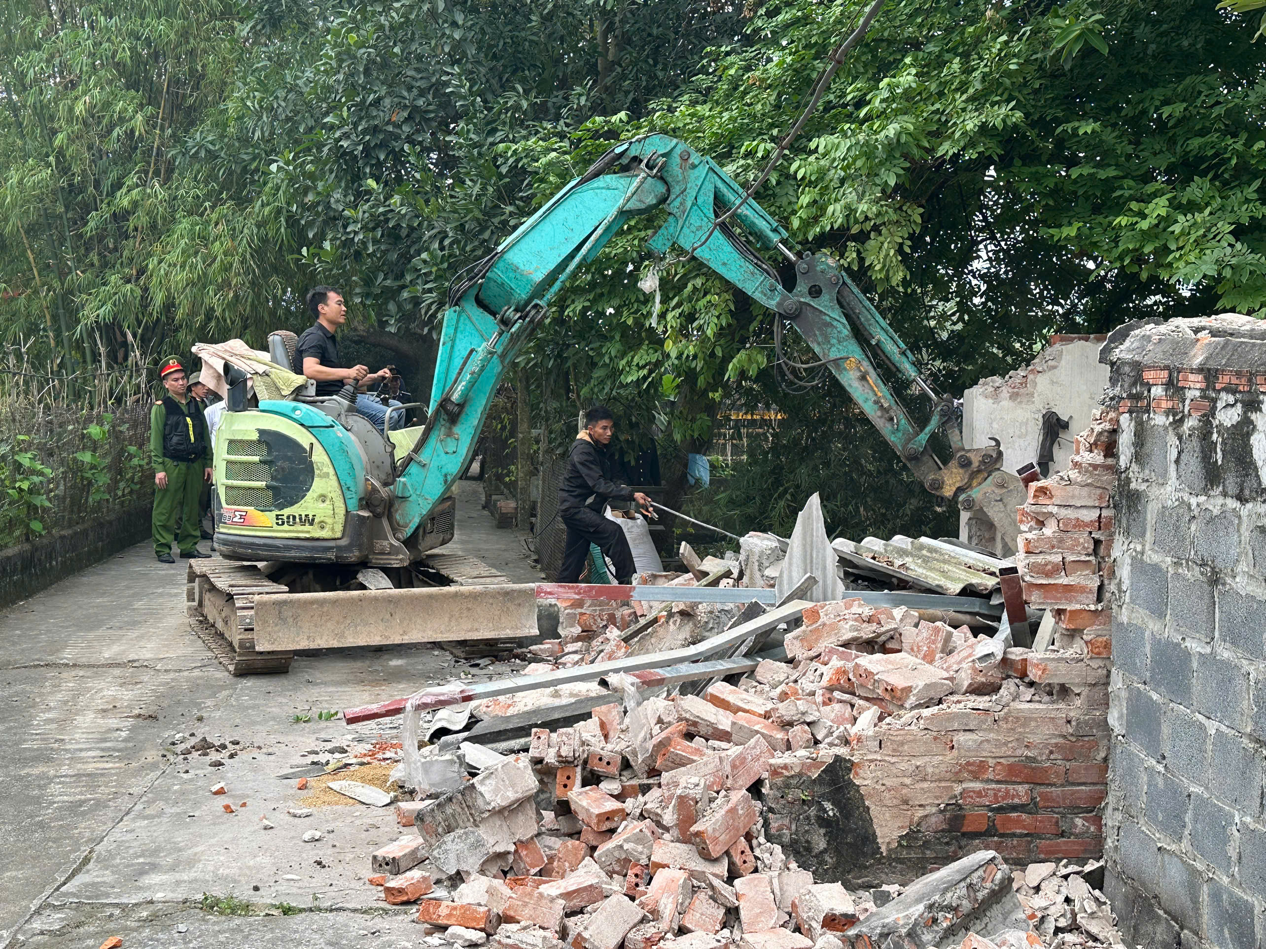 Cưỡng chế thi hành án đối với ông Phạm Đình Tuấn và bà Vũ Thị Hương