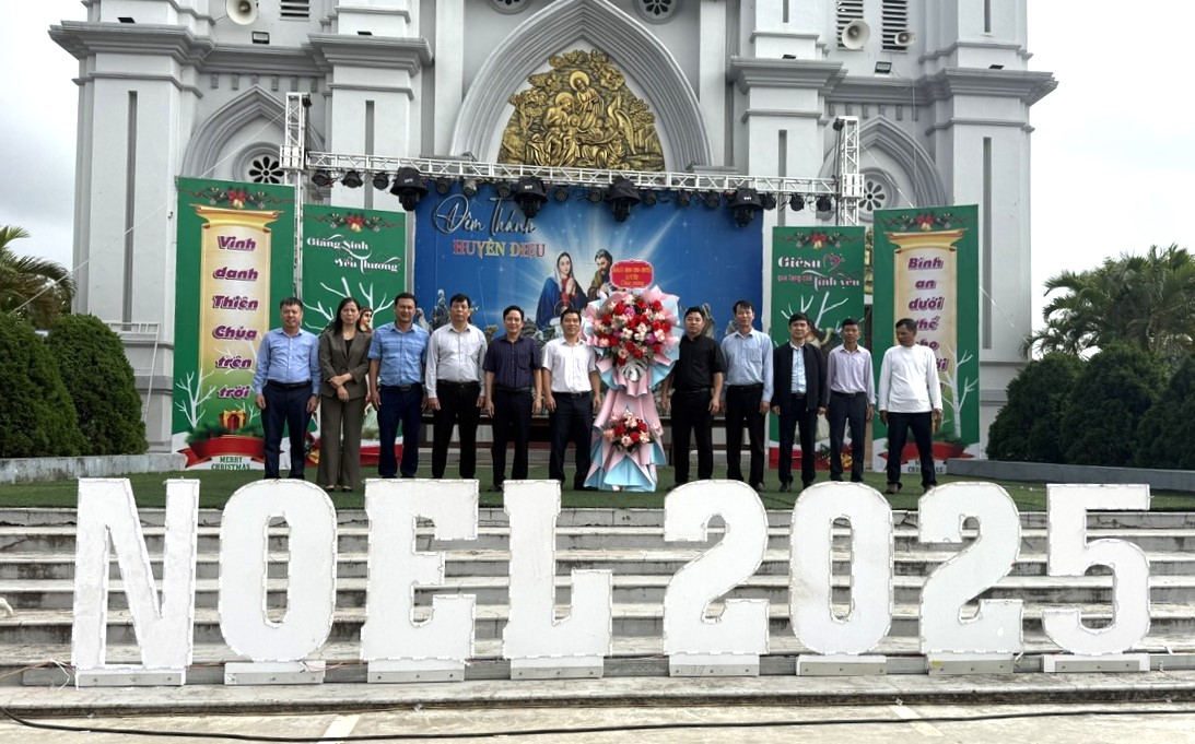 Xã Vũ Tiên thăm, chúc mừng các giáo xứ, giáo họ nhân dịp giáng sinh năm 2025