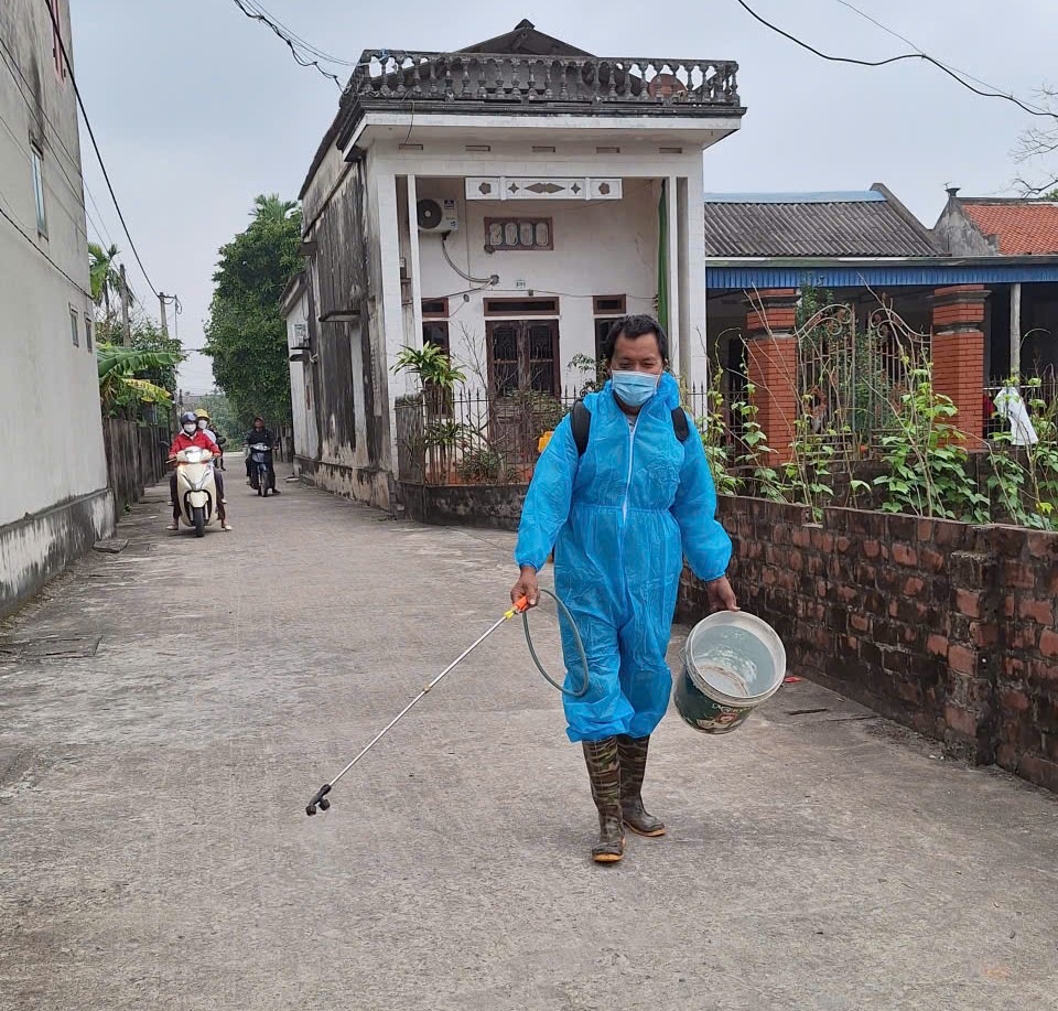Xã Vũ Tiên tổ chức vệ sinh khử trùng, tiêu độc môi trường nuôi tằm