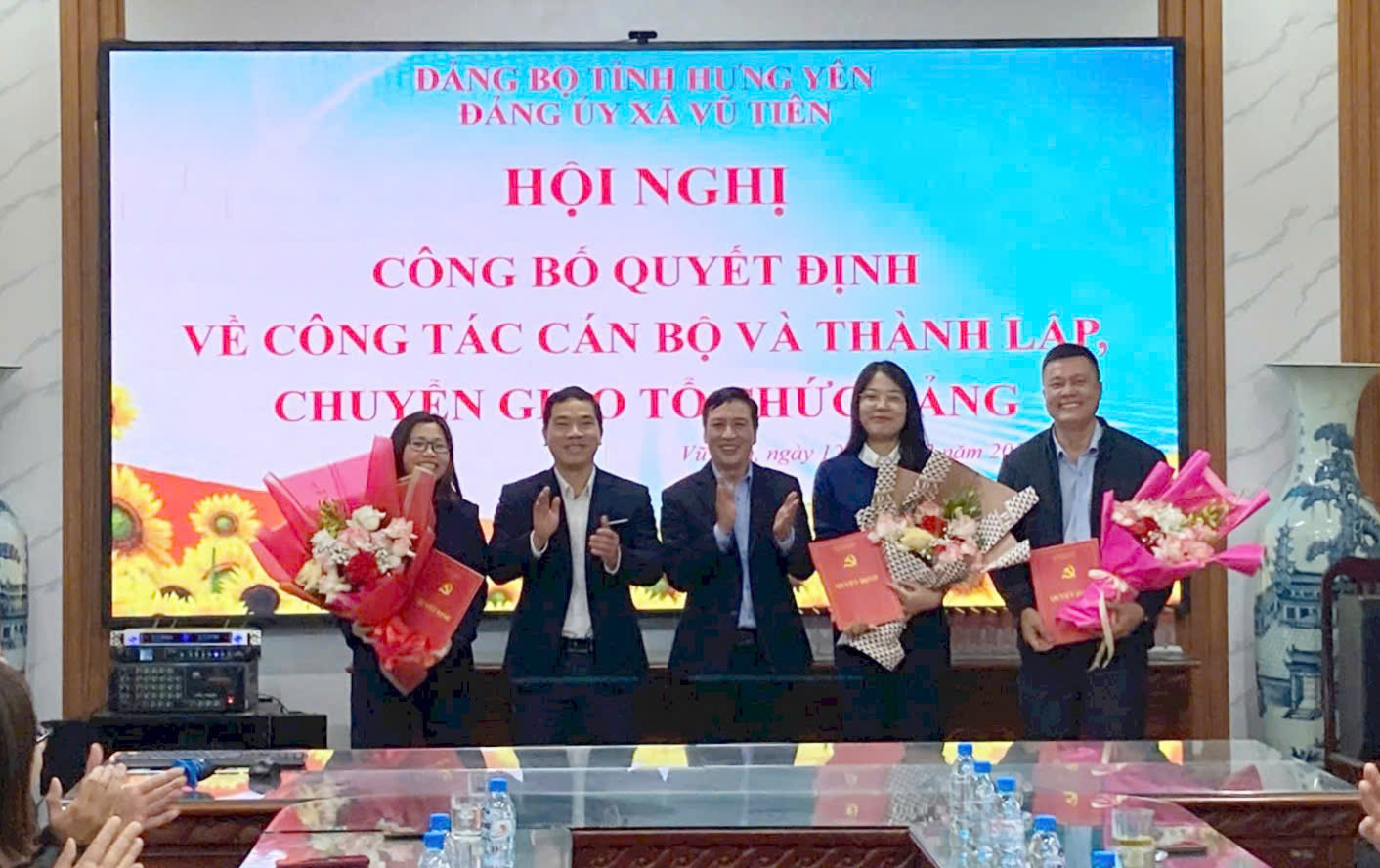Ban Chấp hành Đảng bộ xã Vũ Tiên tổ chức Hội nghị công bố các quyết định bổ sung Ban Chấp hành Đảng bộ xã và Quyết định thành lập, chuyển giao tổ chức Đảng loại hình đơn vị sự nghiệp công lập về trực thuộc Đảng bộ UBND xã